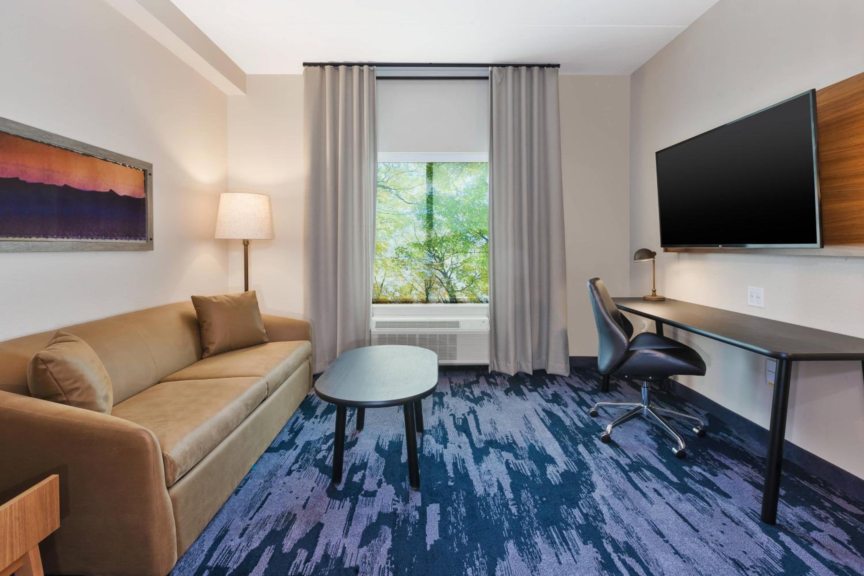 Executive One-Bedroom King Suite with Sofa Bed - Photo 3