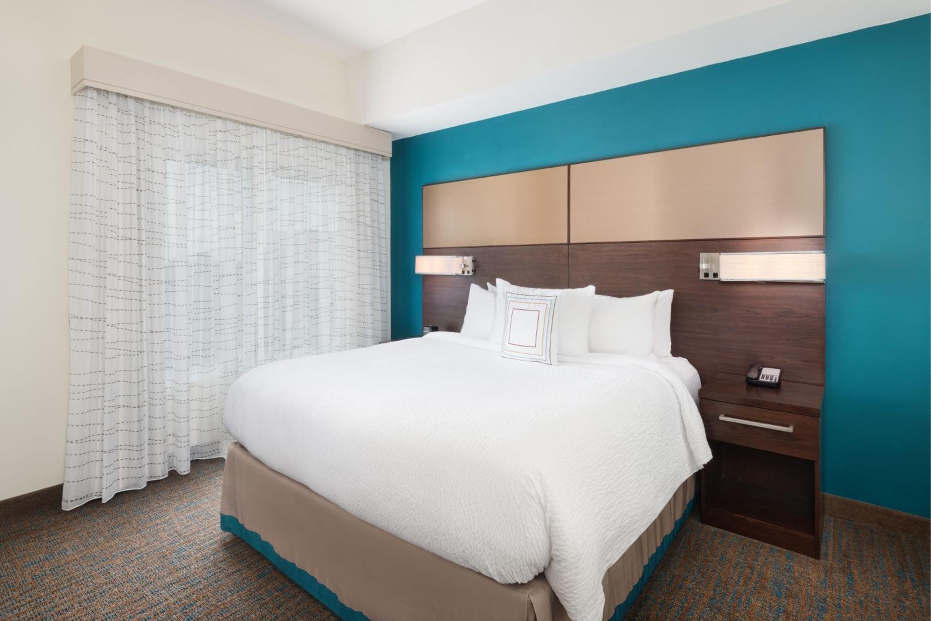 One-Bedroom King Suite with Sofa Bed photo 3