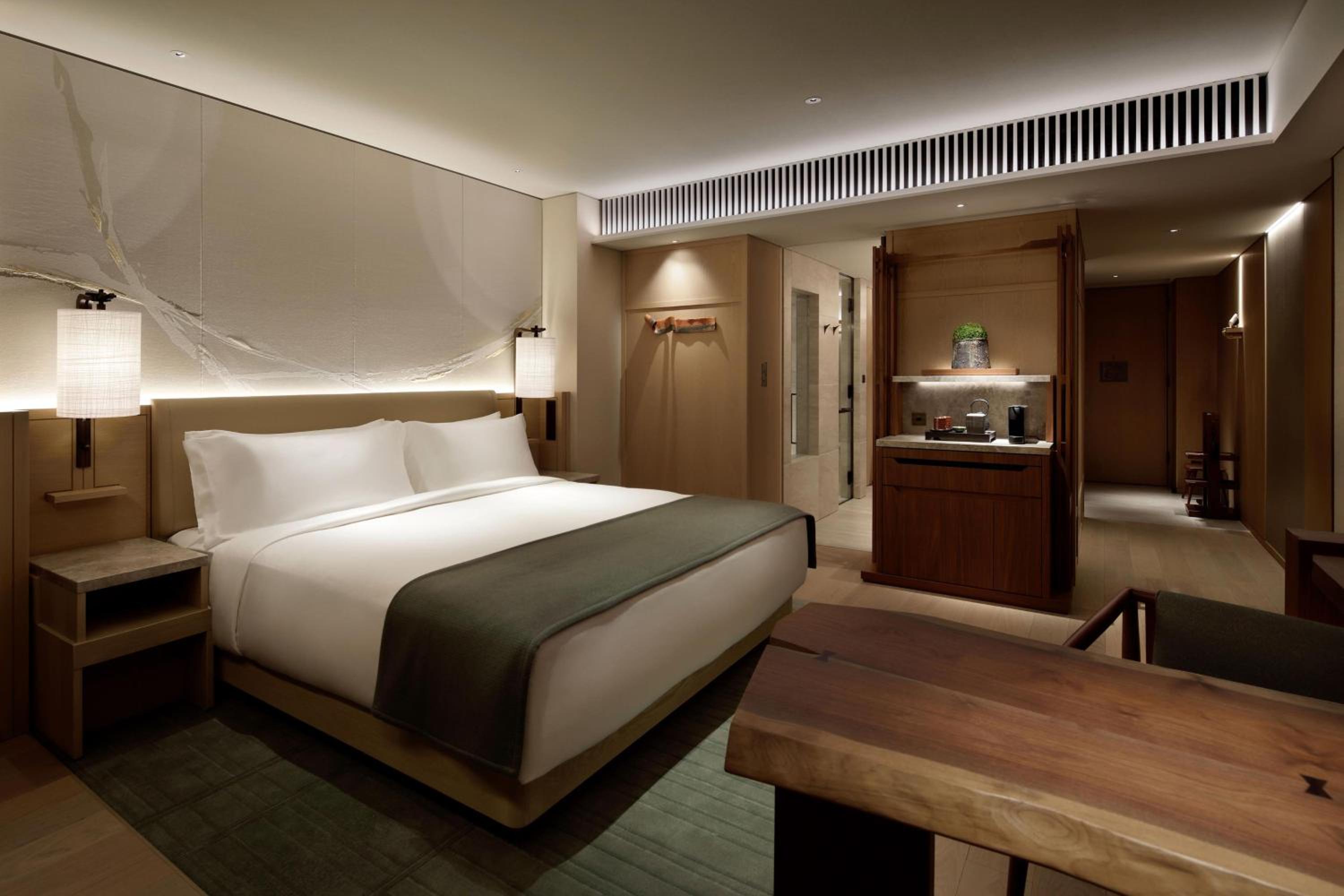 Deluxe Room (King) - Photo 1