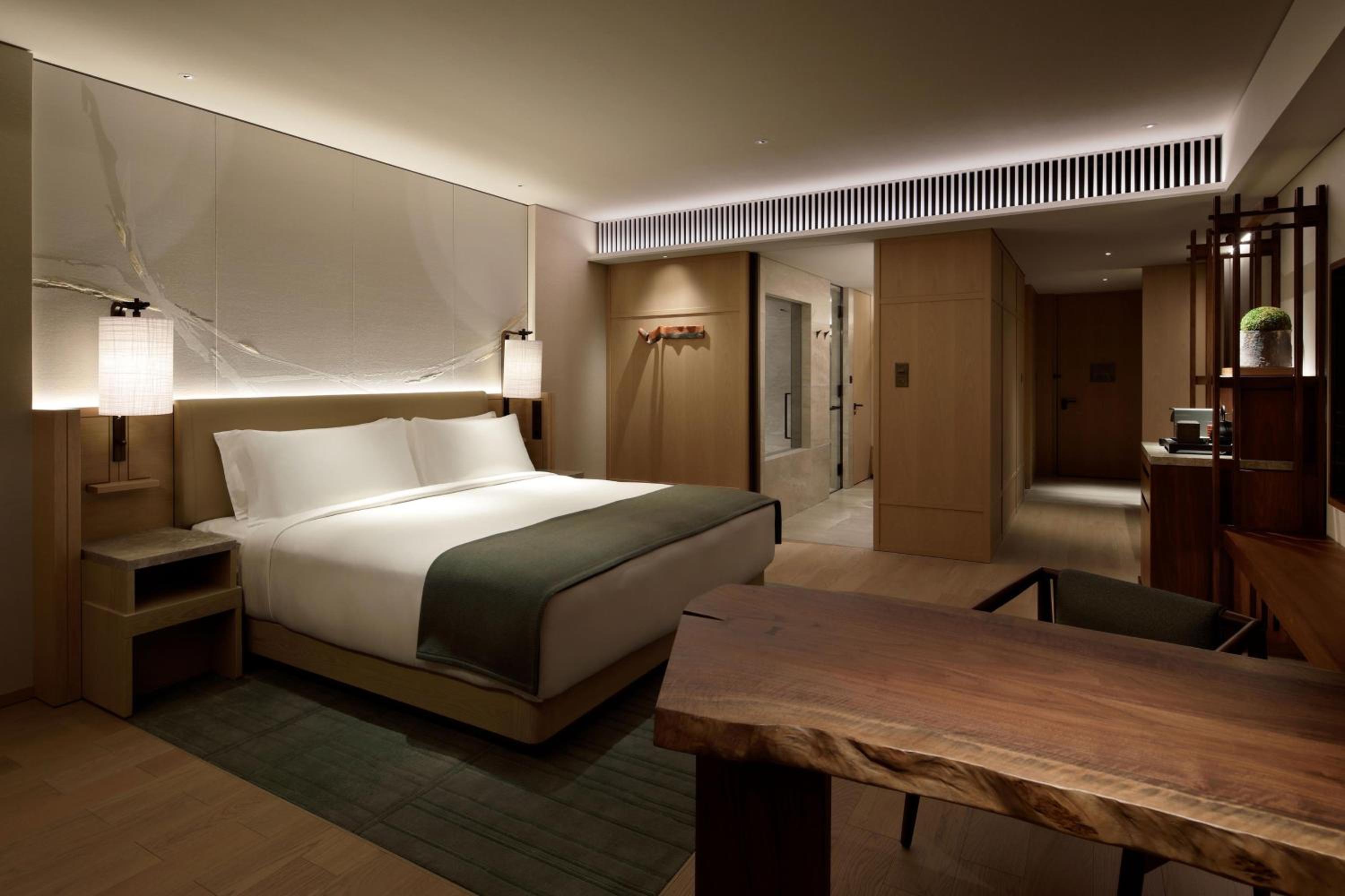 Premier Room (King) - Photo 1