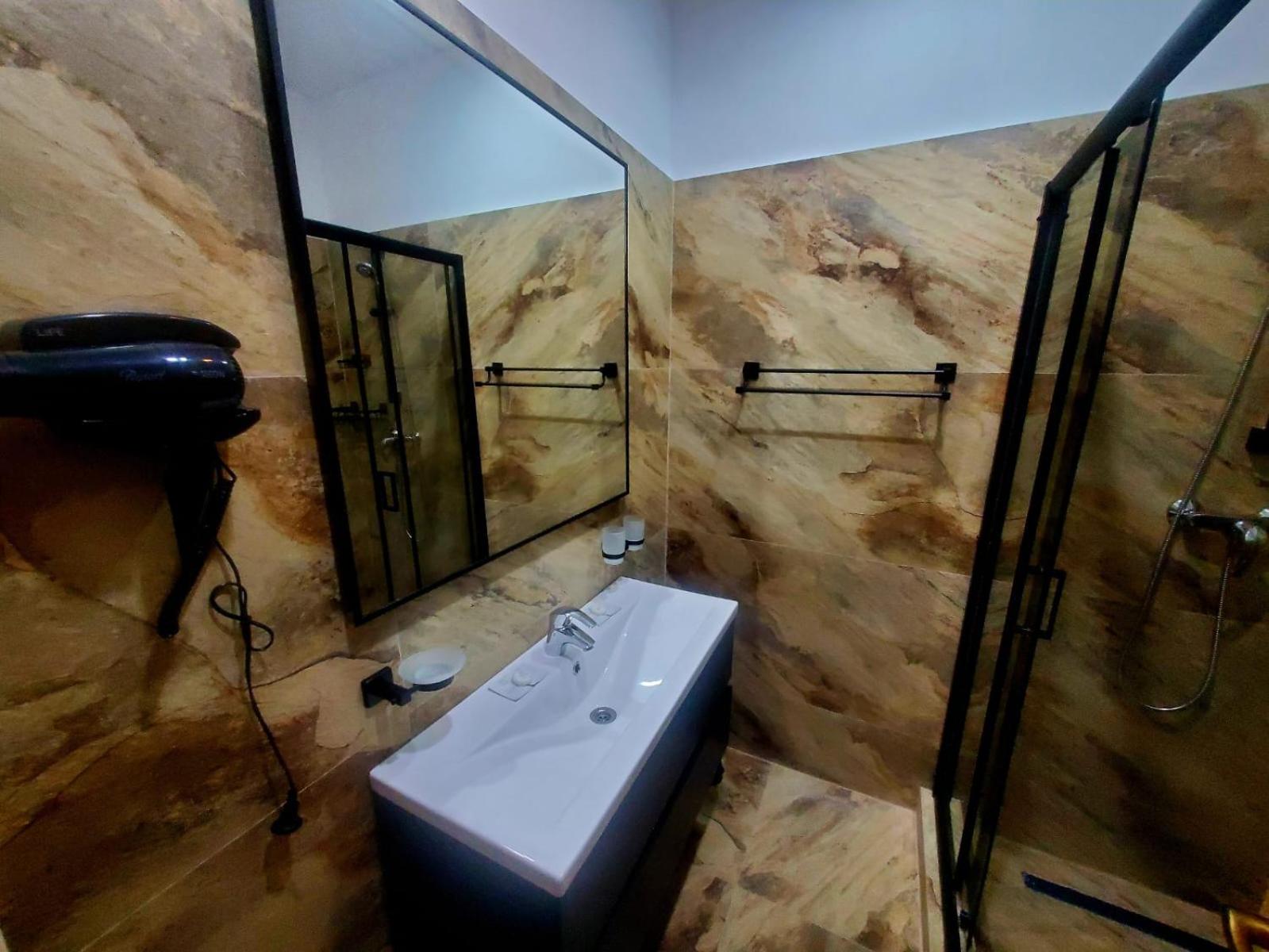 Deluxe Double Room with Bath - Photo 6