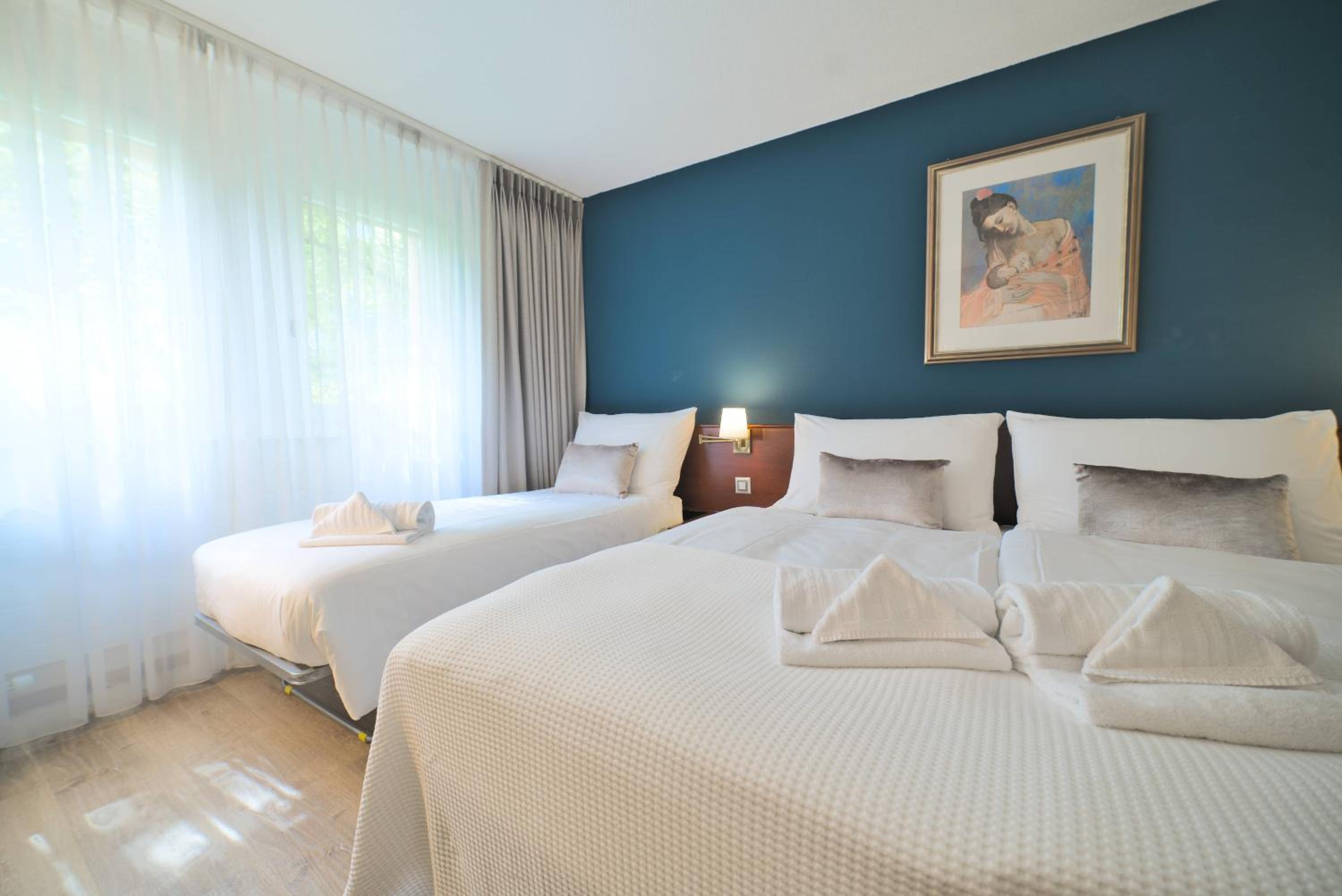 Superior Room with King Bed thumbnail 5