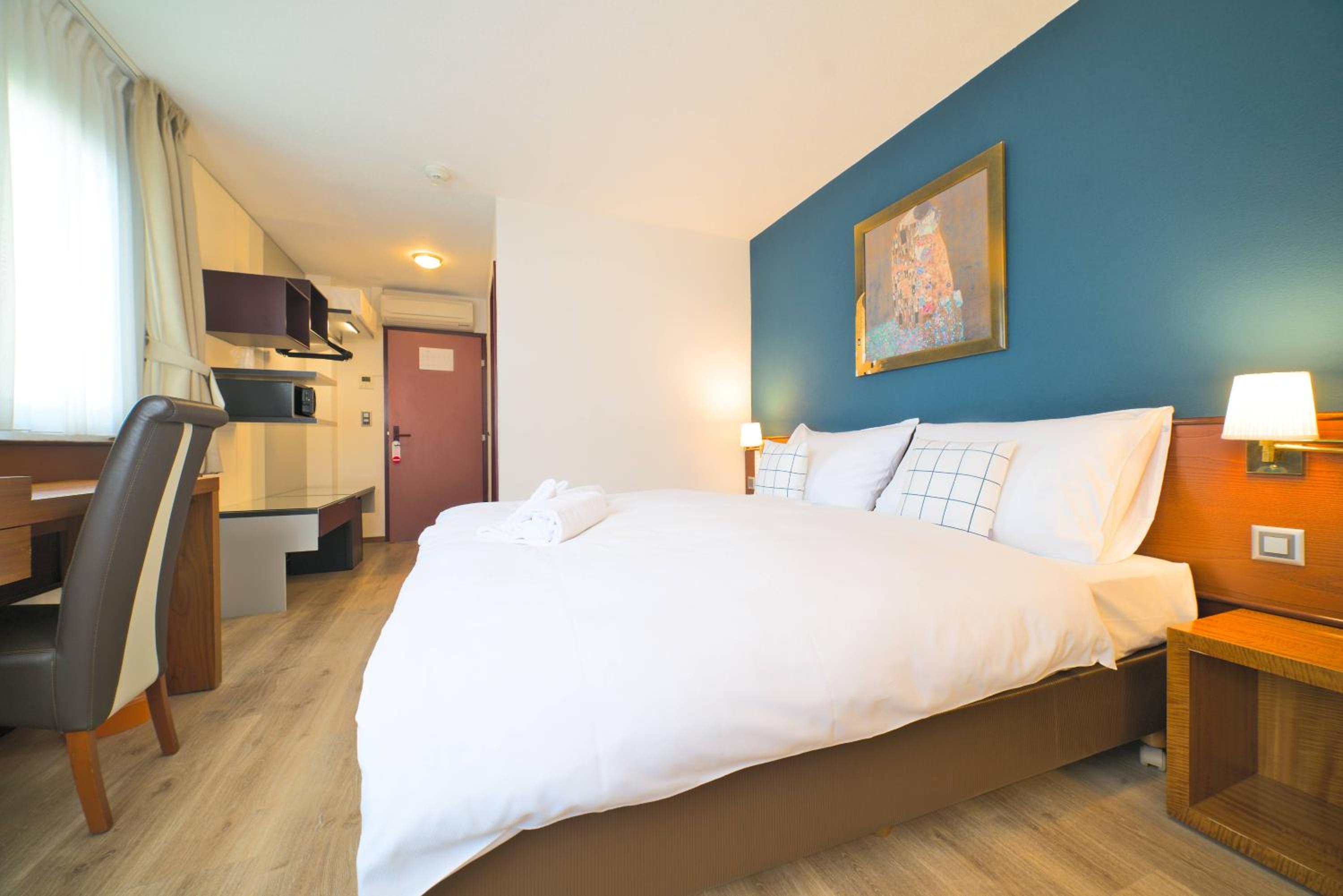 Superior Room with King Bed thumbnail 6