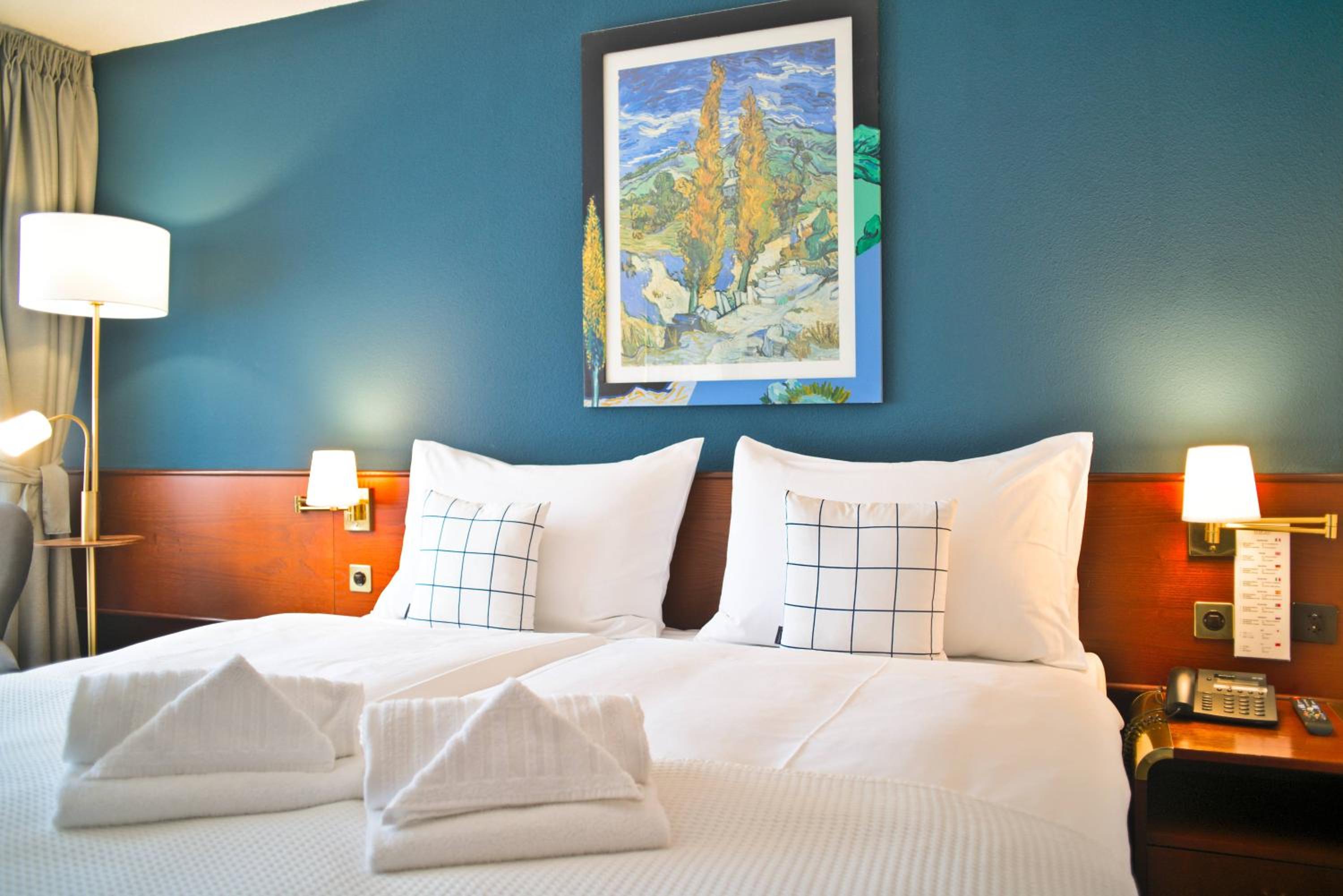 Superior Room with King Bed thumbnail 5