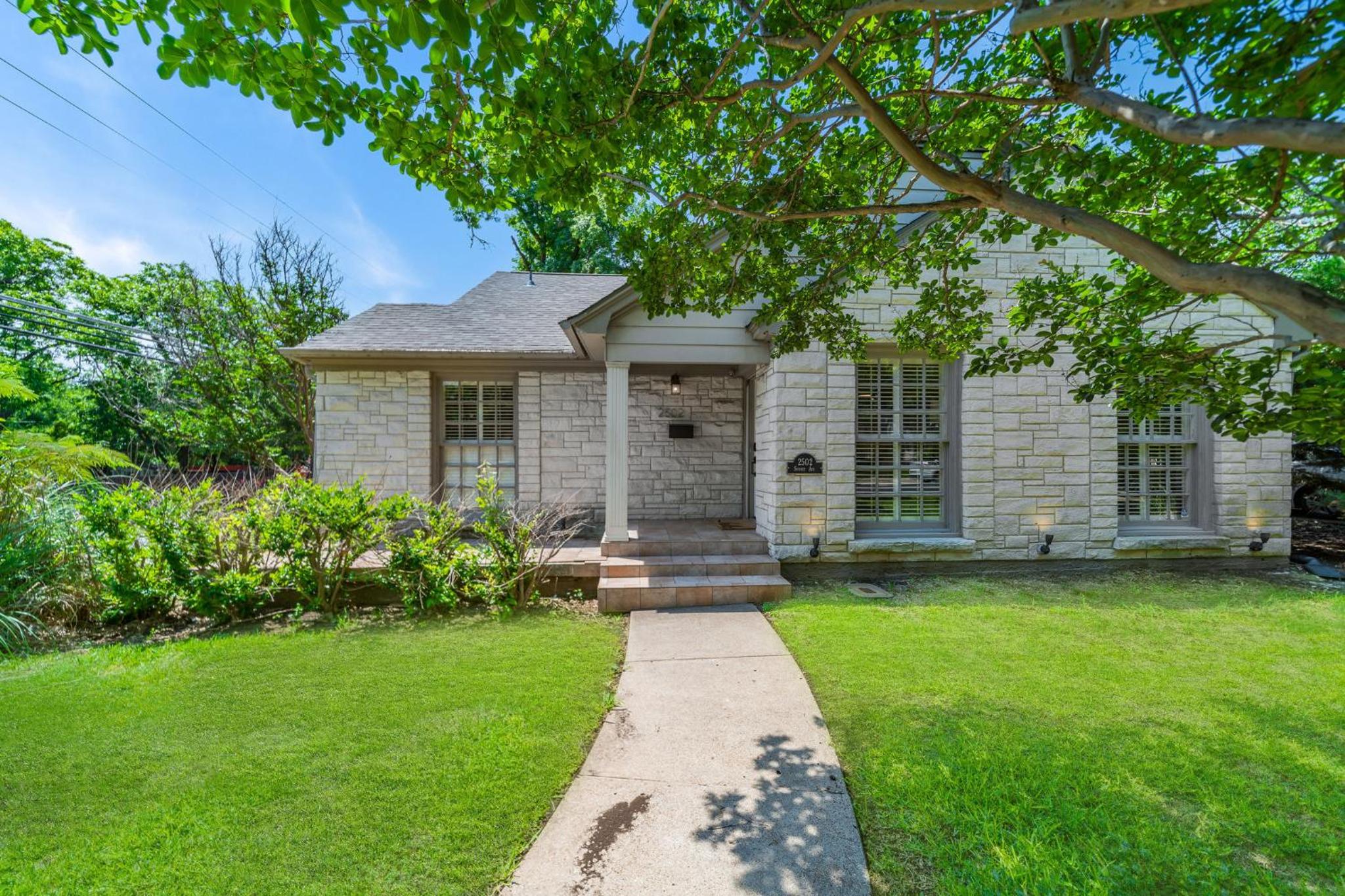 Three-Bedroom House photo 3
