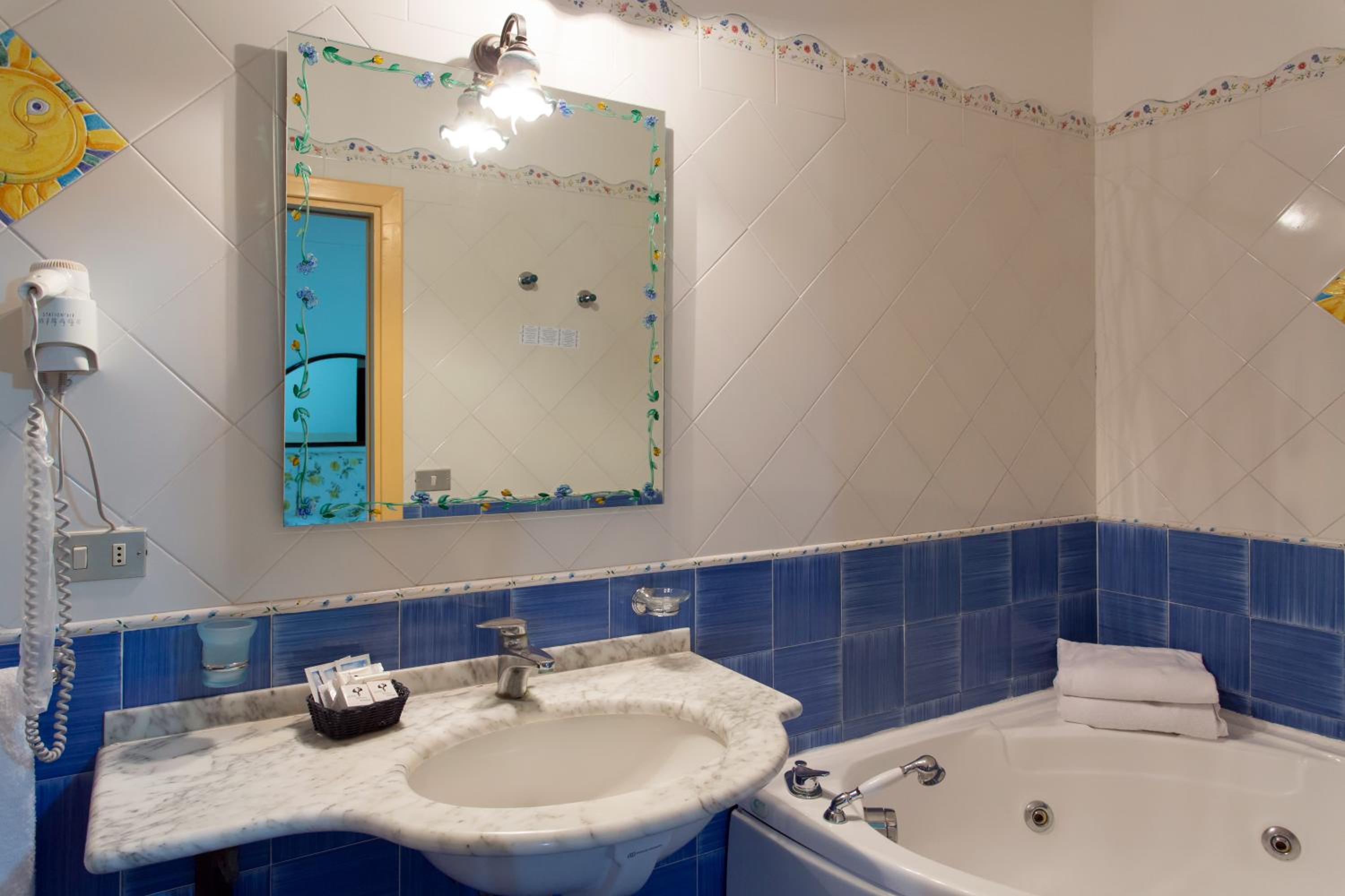 Junior Suite with Terrace and Sea View - Photo 13