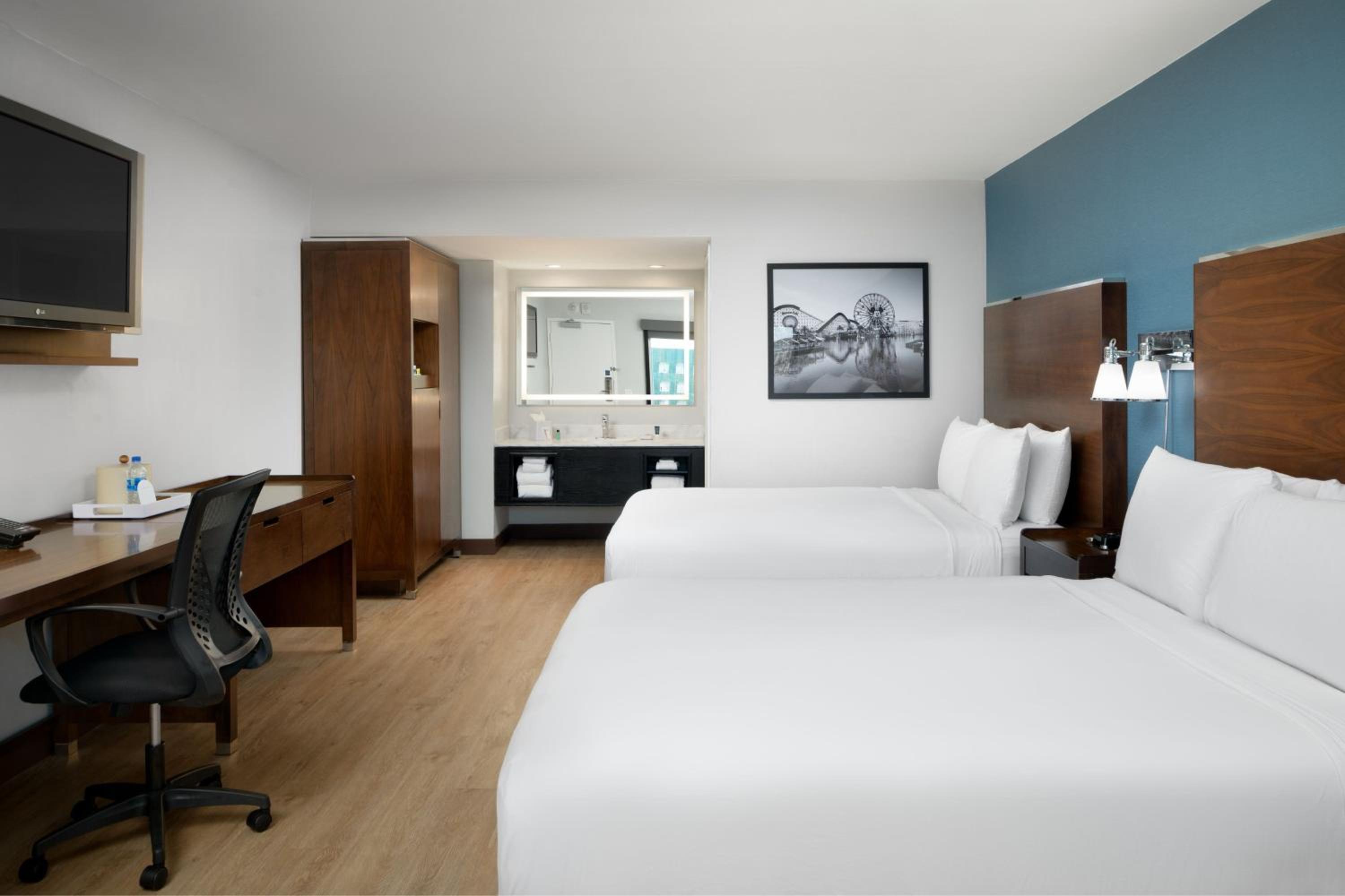 Guest room, 2 Queen, Pool view - Photo 3