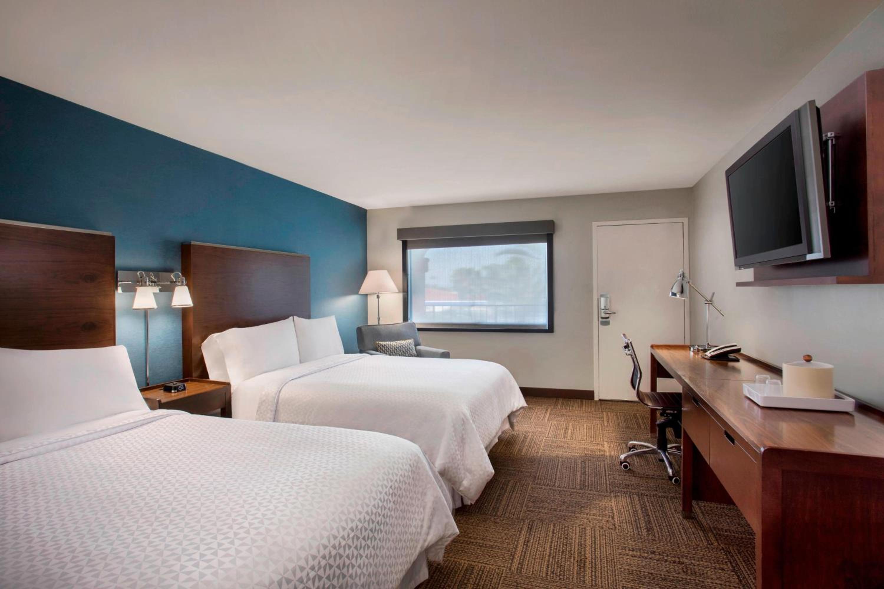 Guest room, 2 Queen, Pool view - Photo 6
