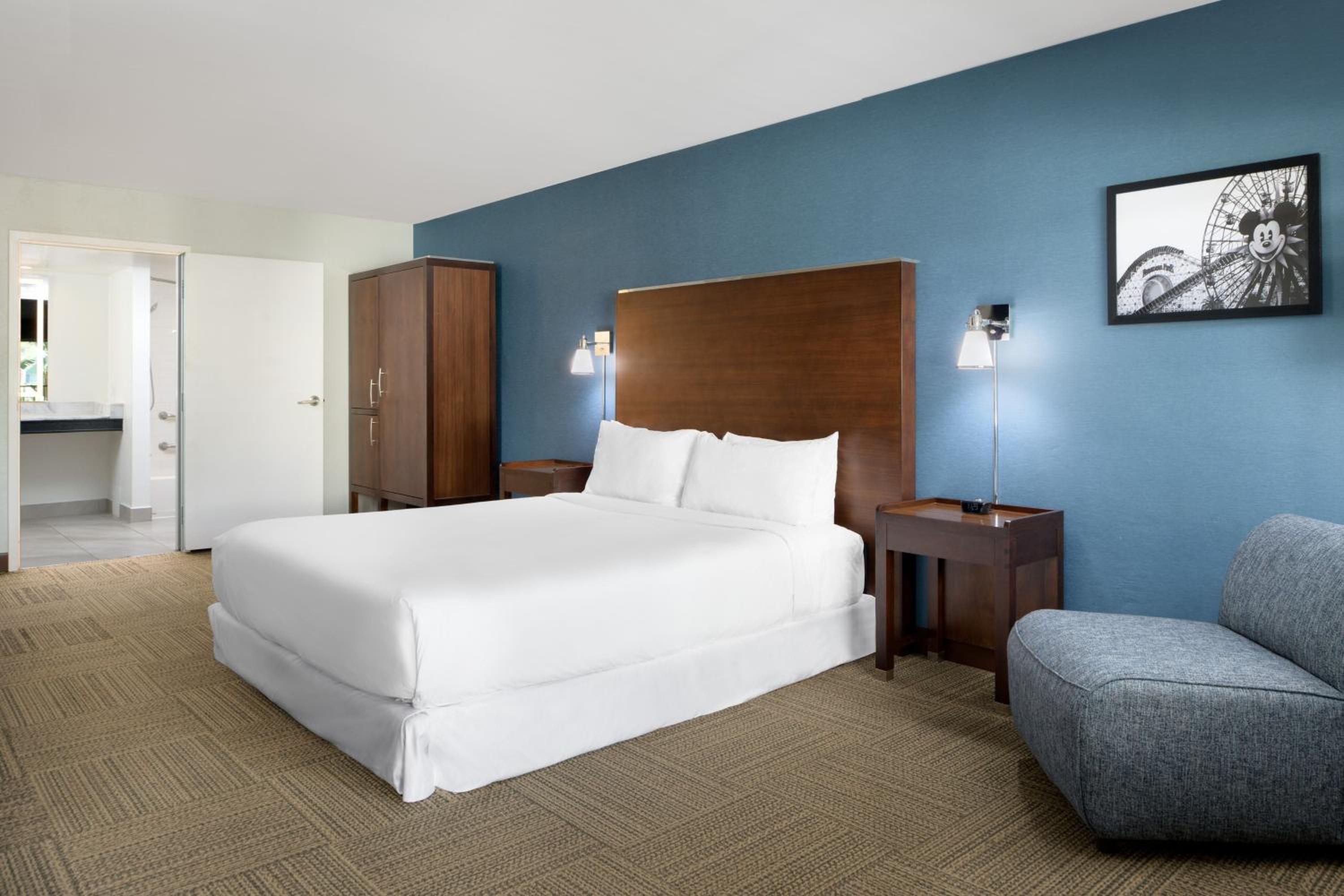 Guest room, 1 King, Sofa bed, City view - Photo 3