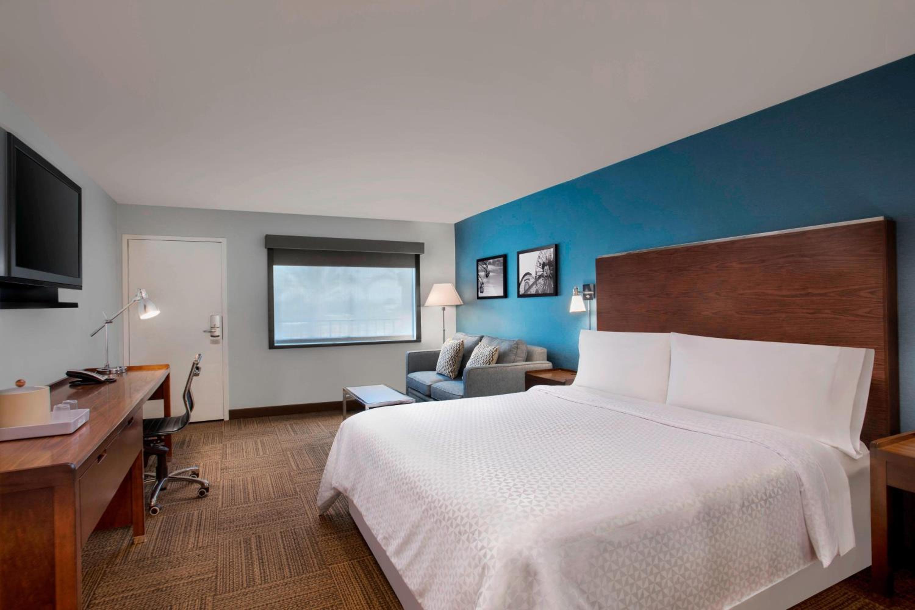 Guest room, 1 King, Sofa bed, City view - Photo 4