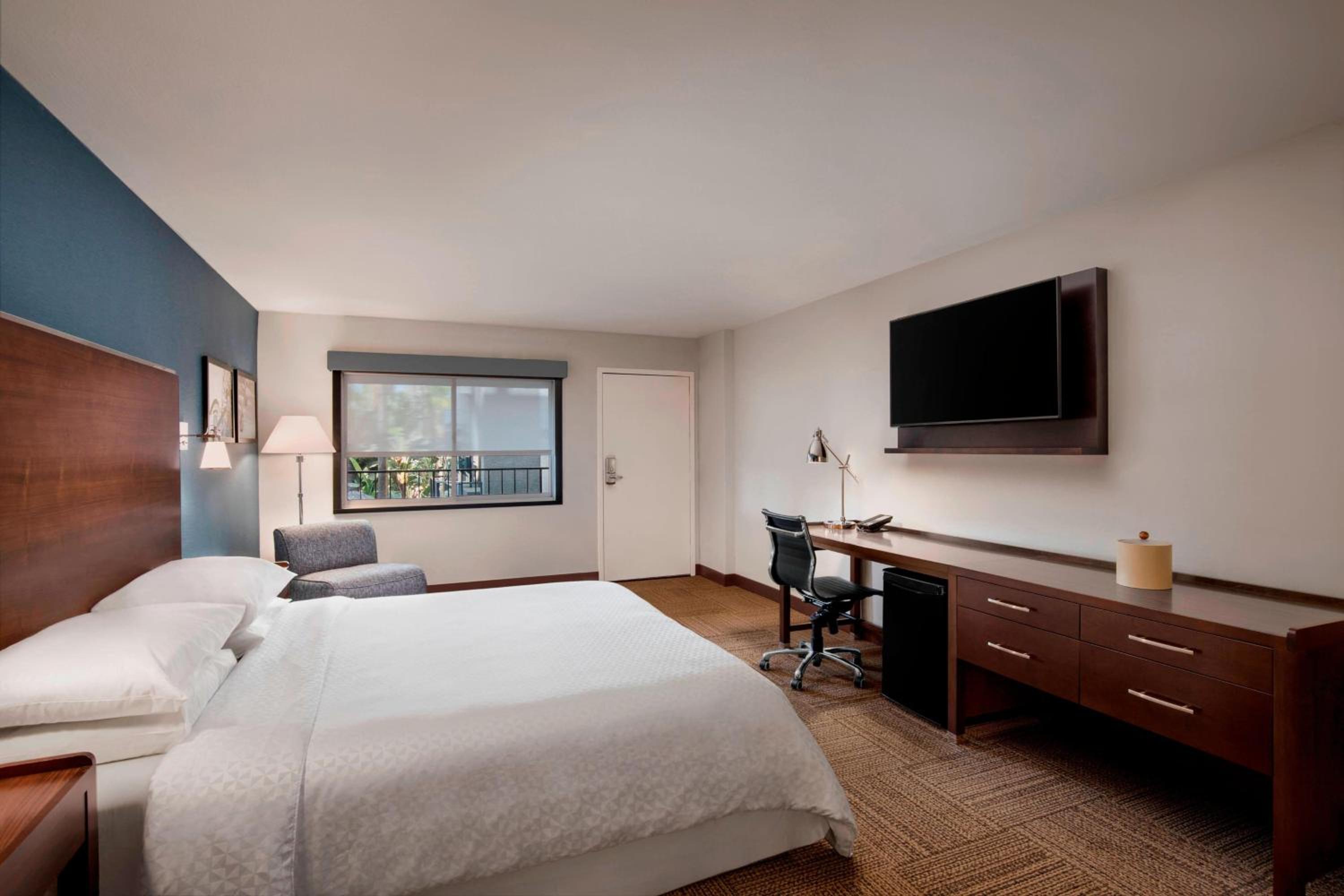 Guest room, 1 King, Sofa bed, City view - Photo 5