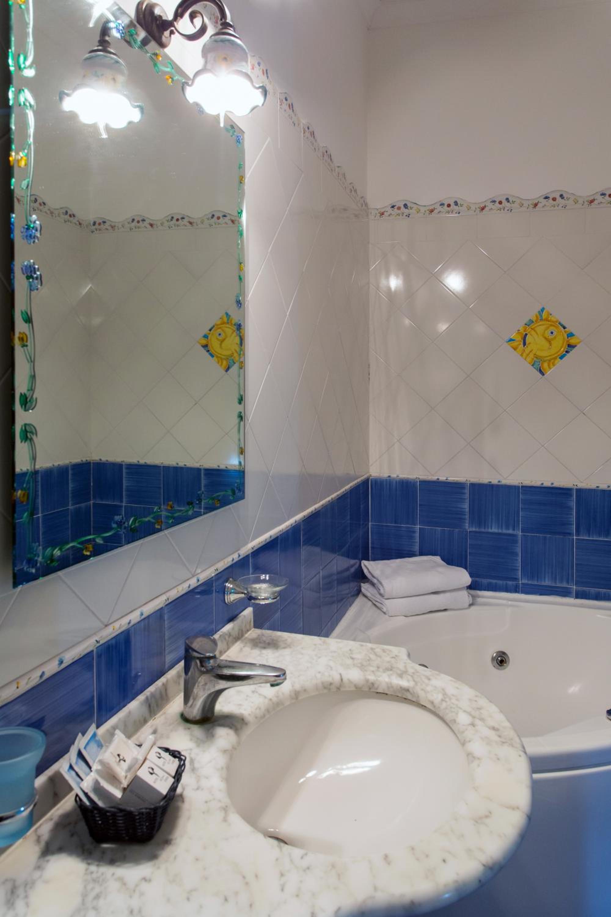 Junior Suite with Terrace and Sea View - Photo 12