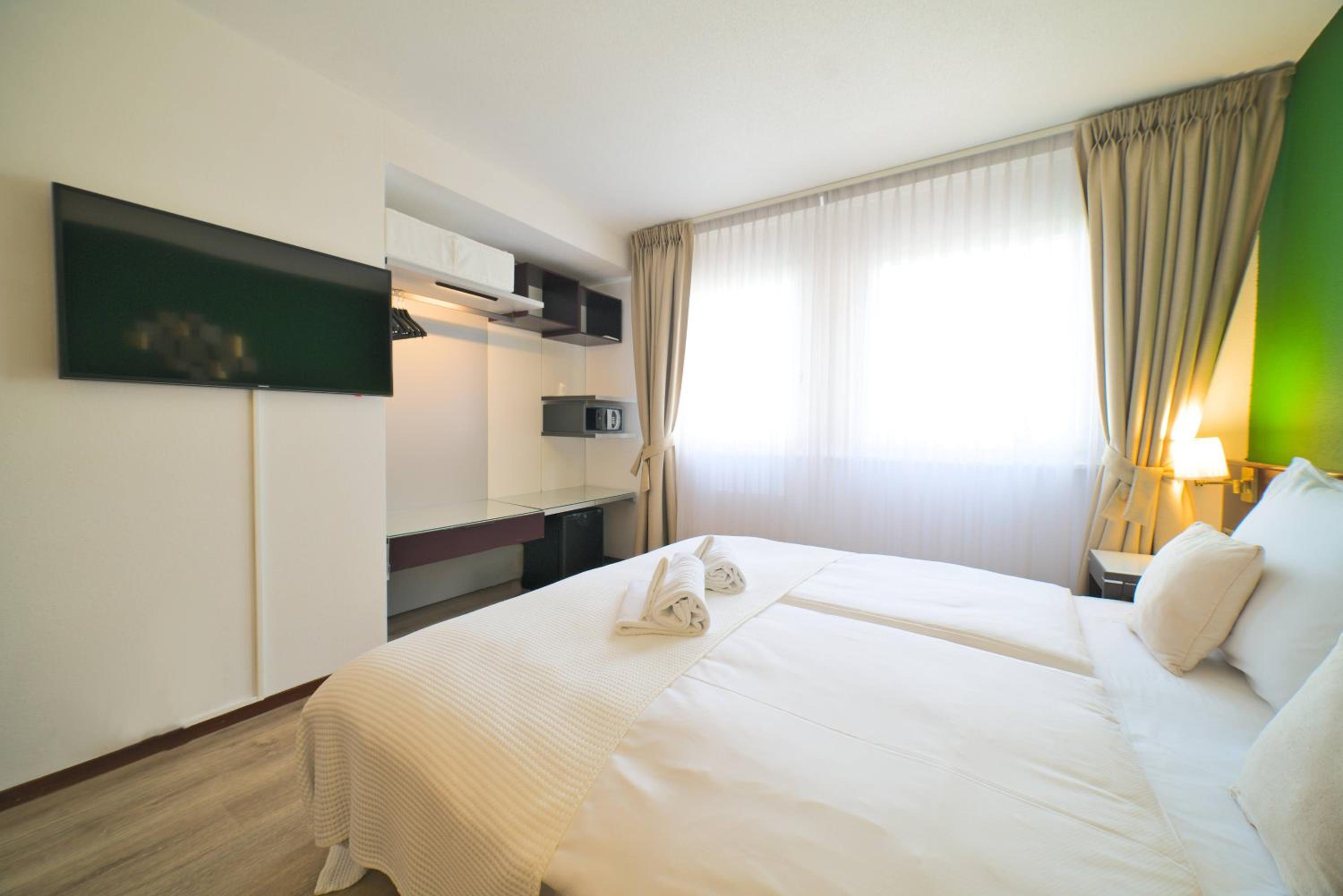 Standard King Room - Photo 8