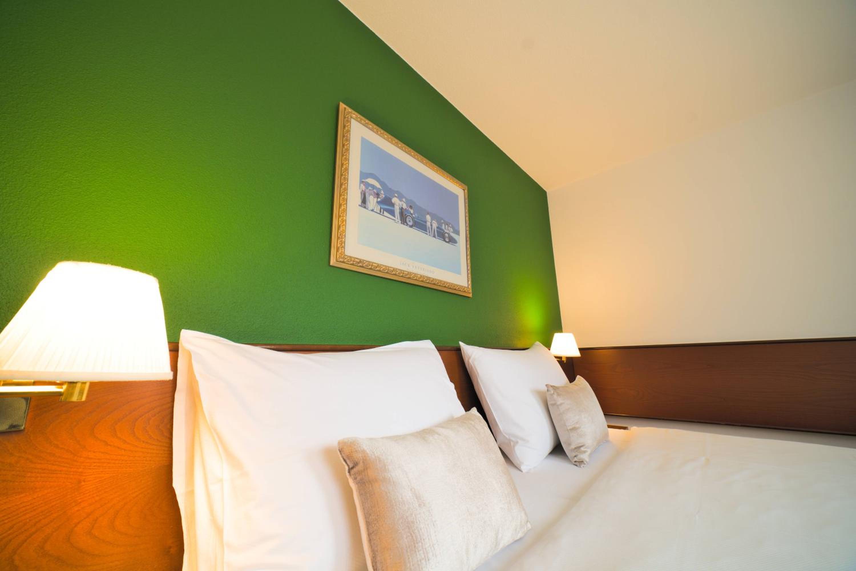 Standard King Room - Photo 9