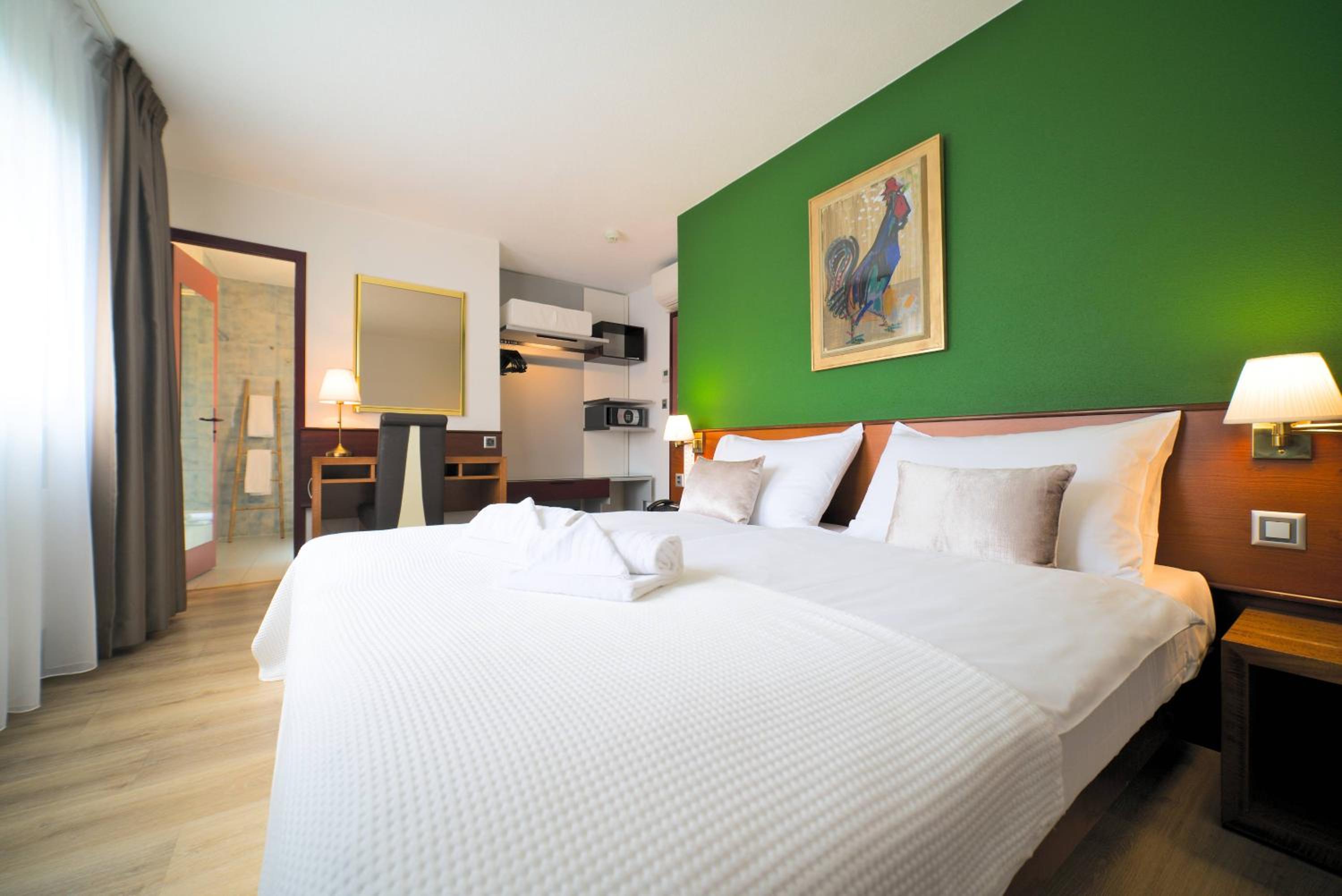 Standard King Room - Photo 3