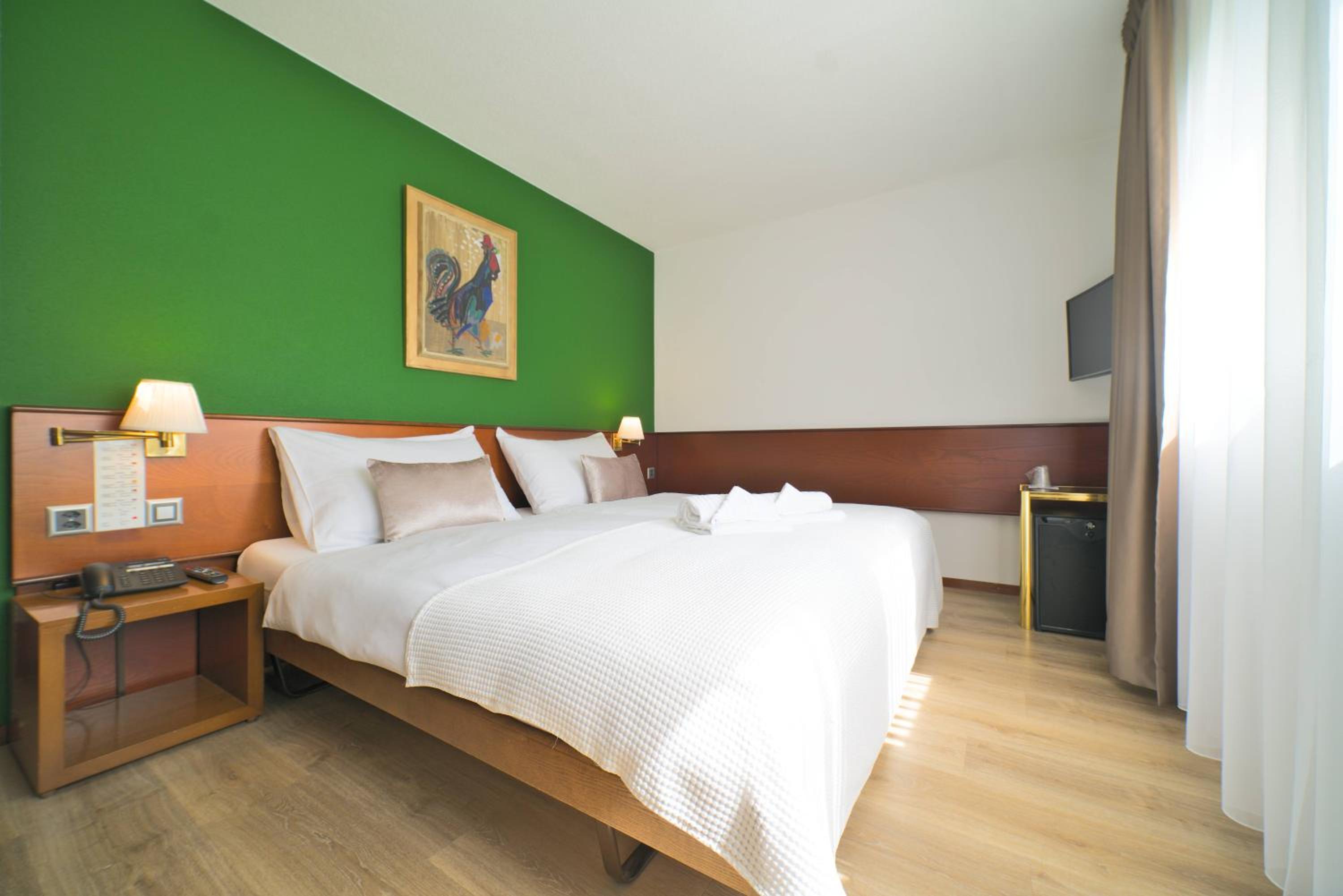 Standard King Room - Photo 7