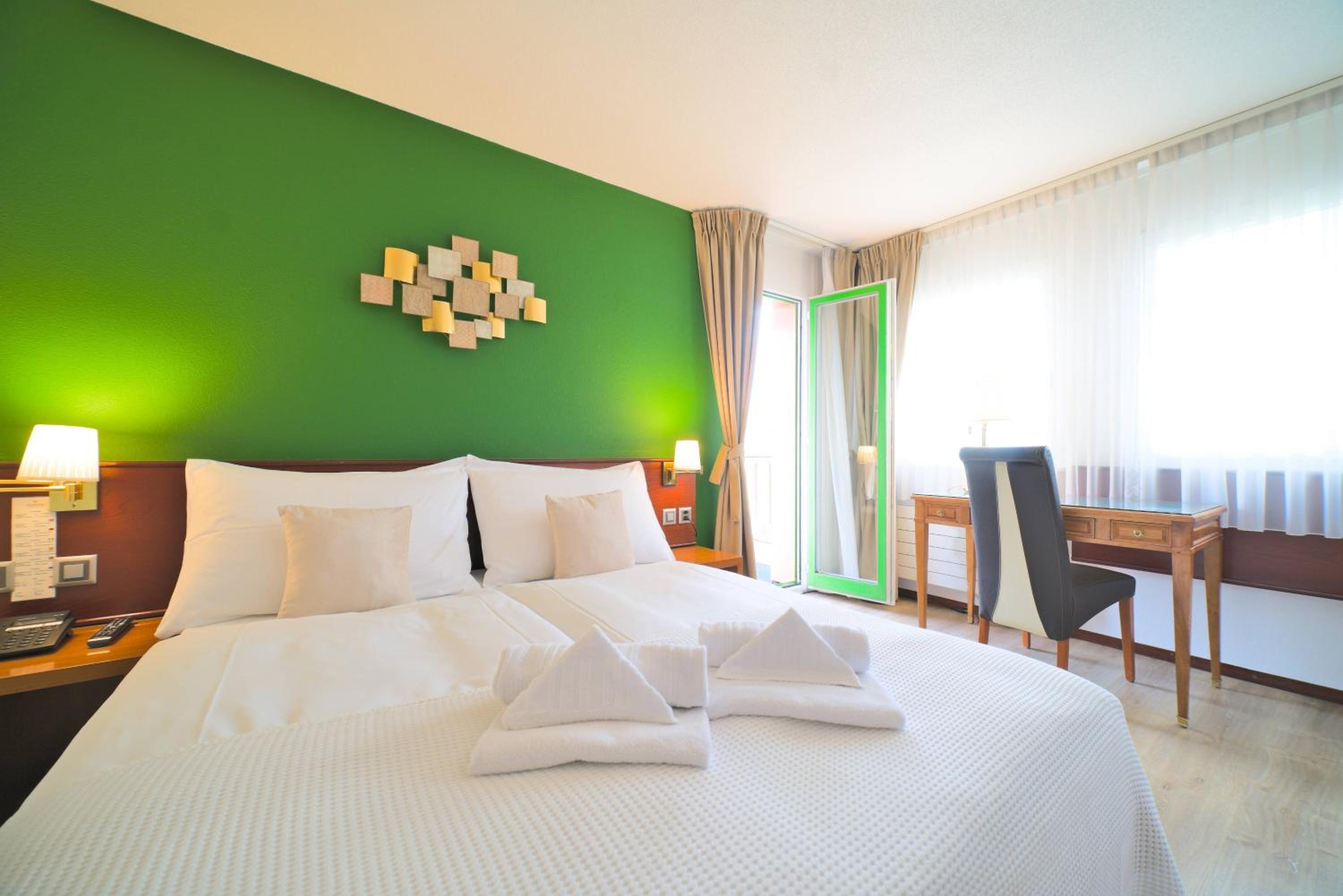 Standard King Room - Photo 4