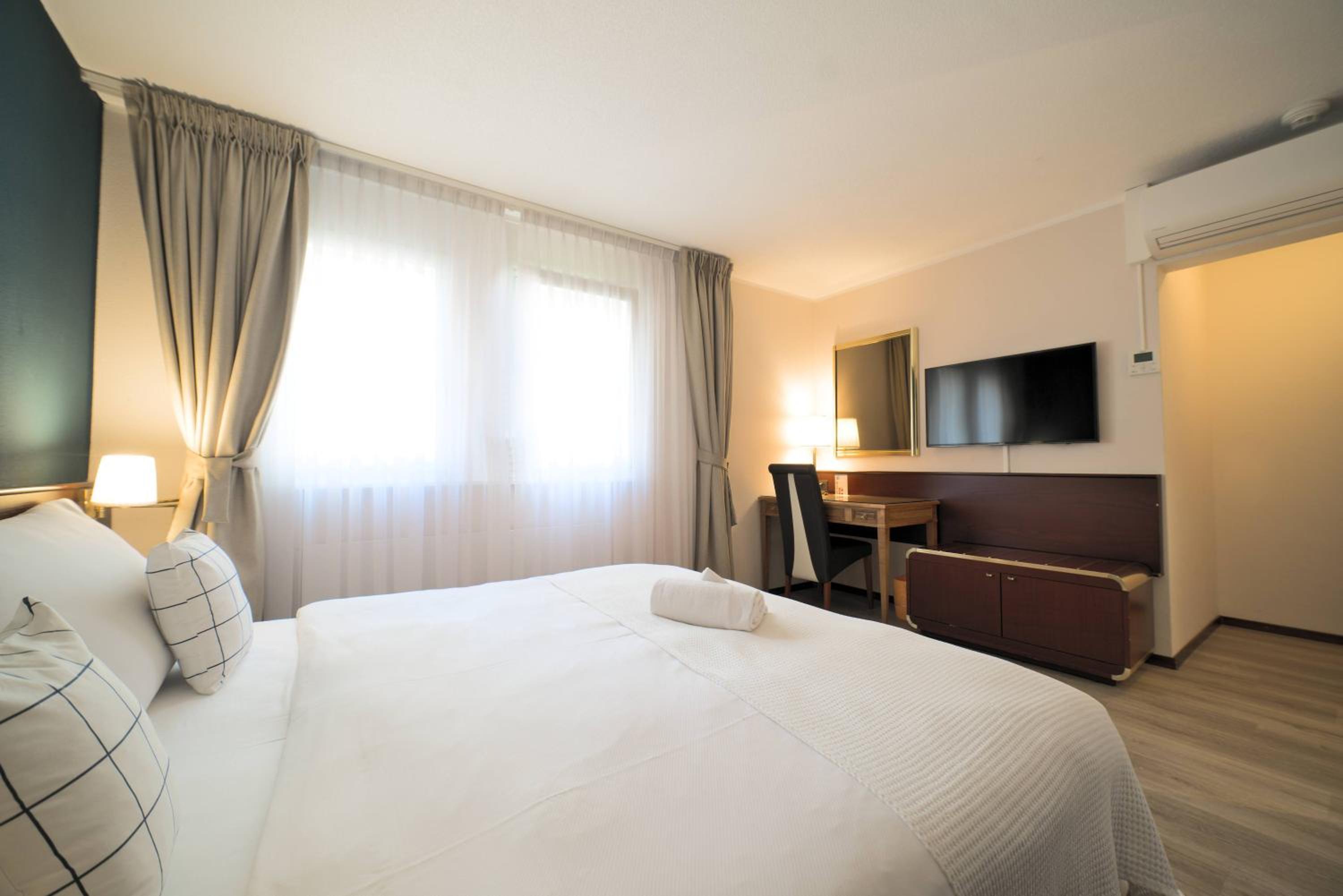 Standard King Room - Photo 2