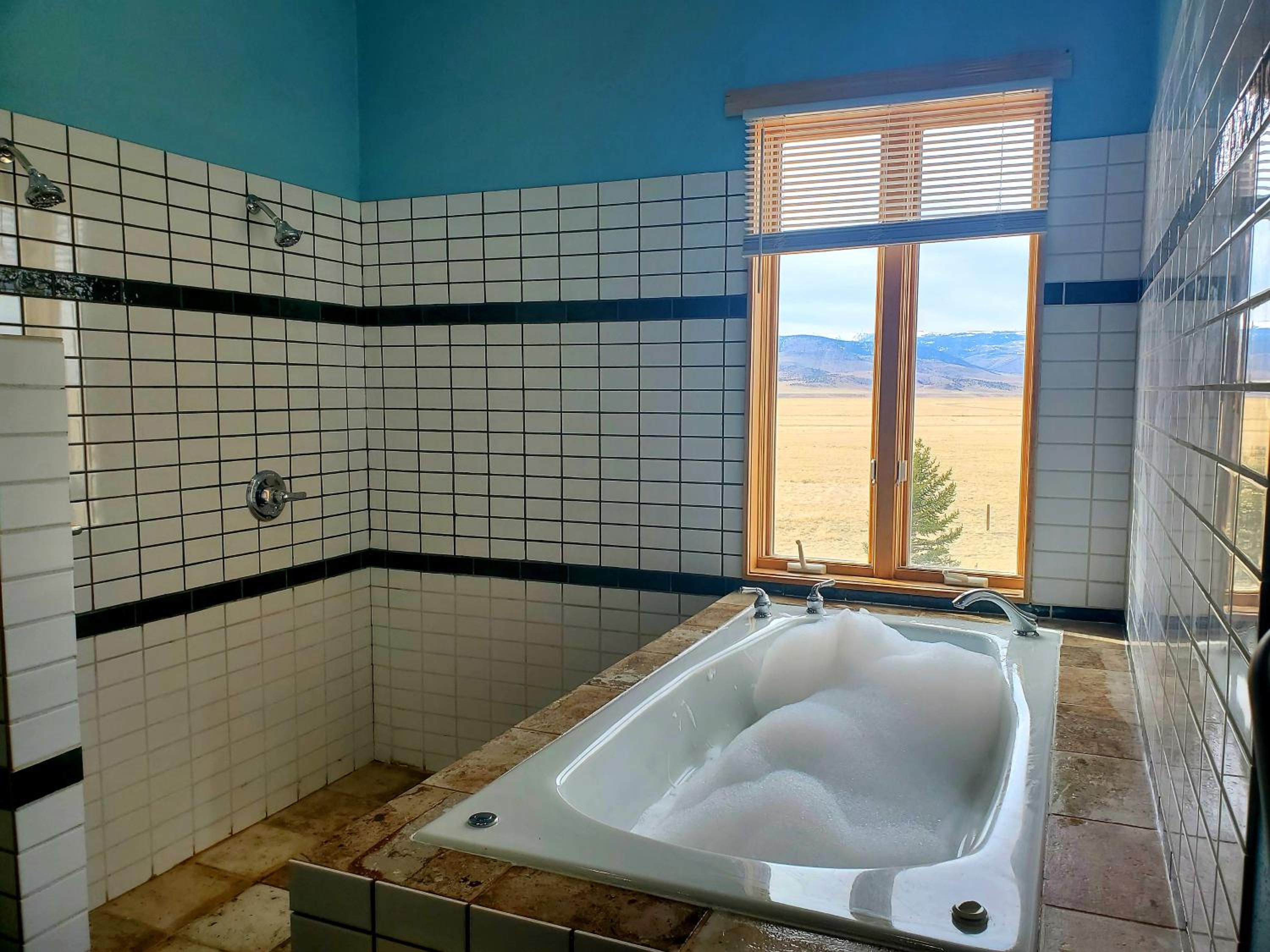 Deluxe King Suite - Photo 10