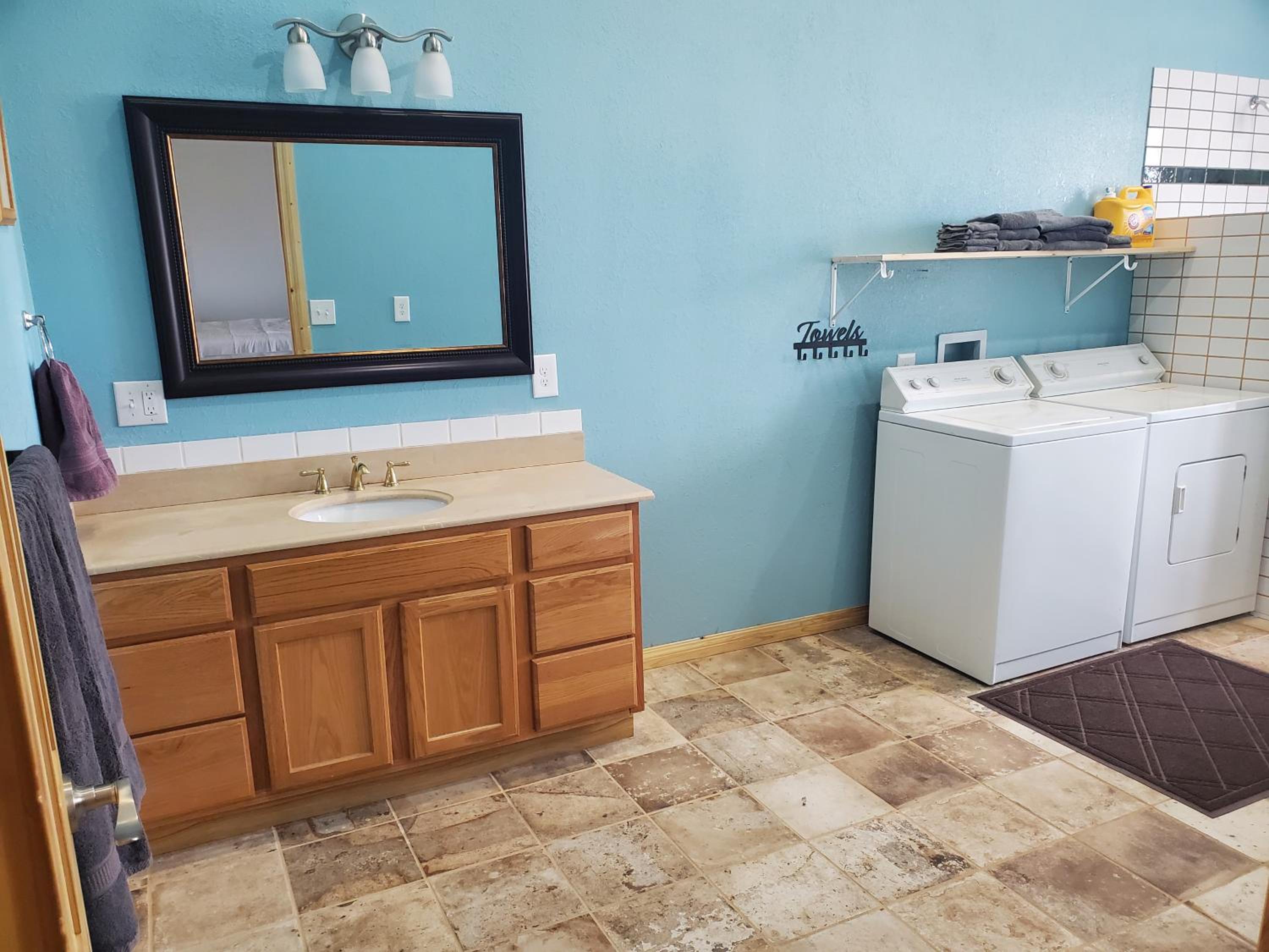 Deluxe King Suite - Photo 14