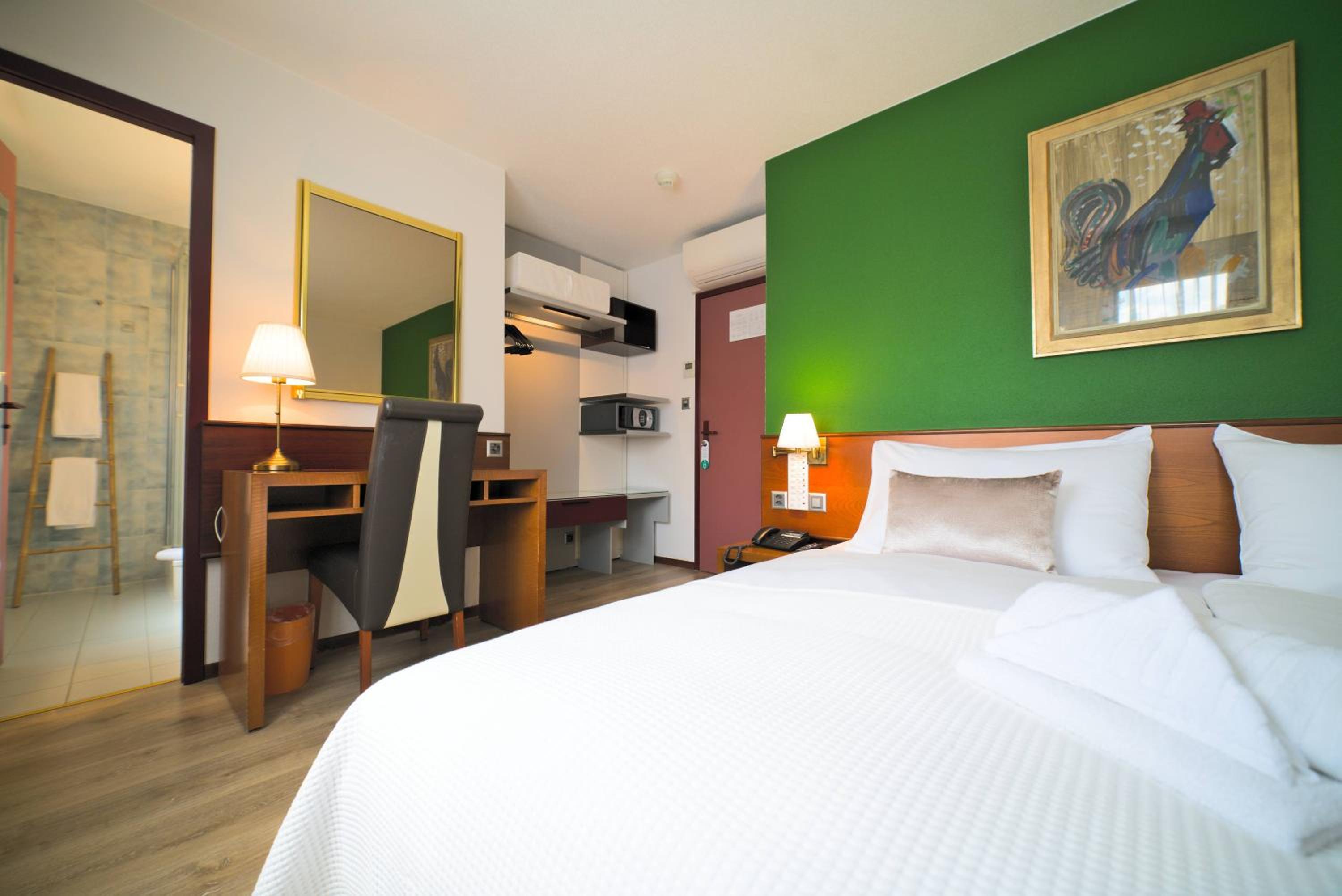 Standard Twin Room - Photo 2