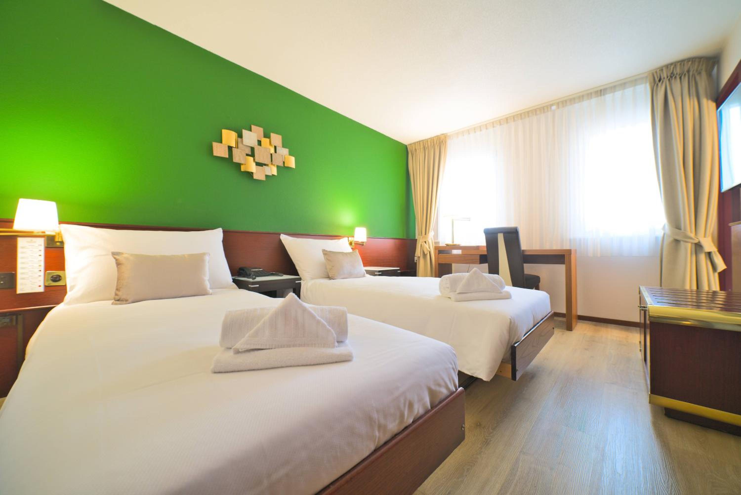 Standard Twin Room - Photo 10