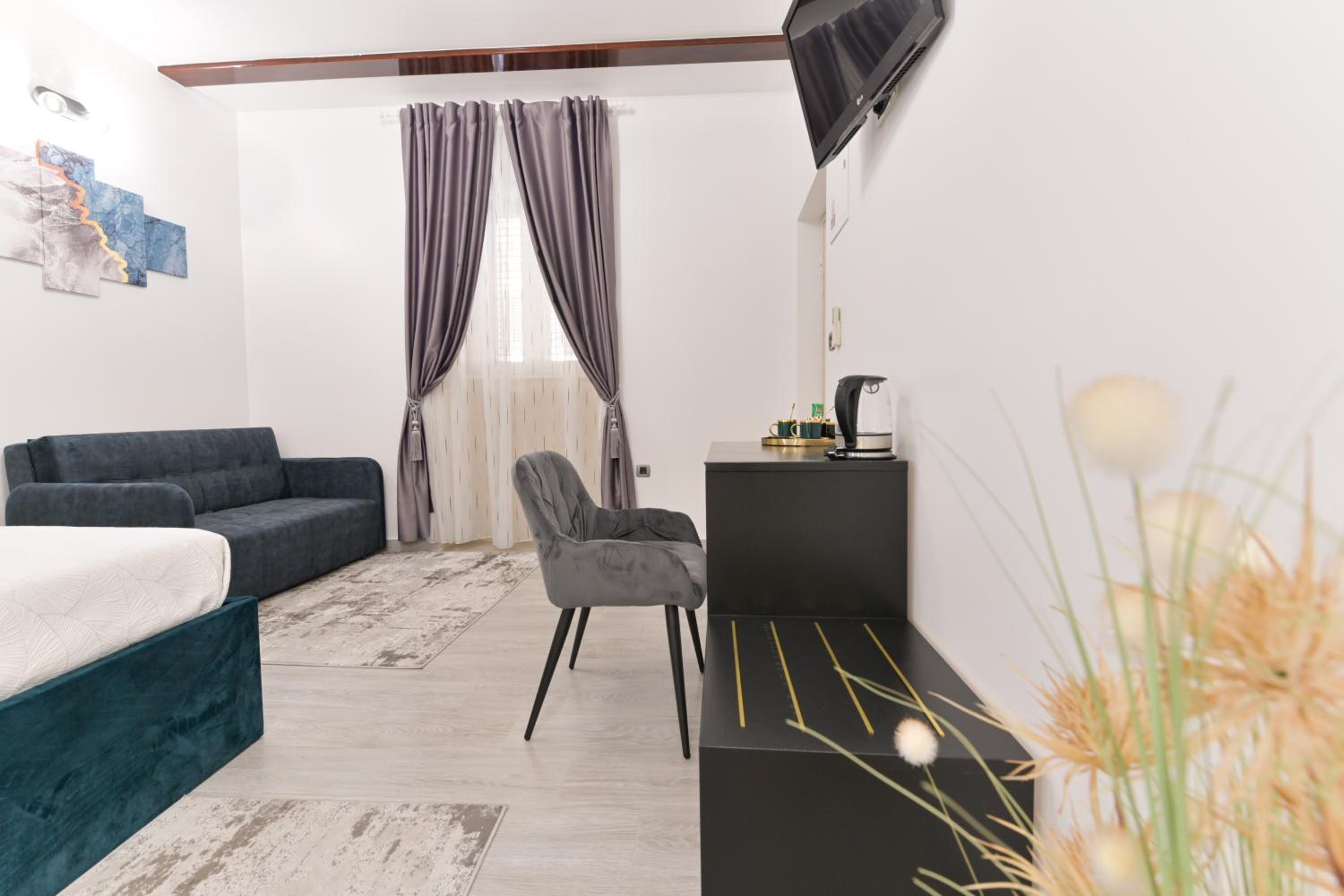 Double Room - Photo 6