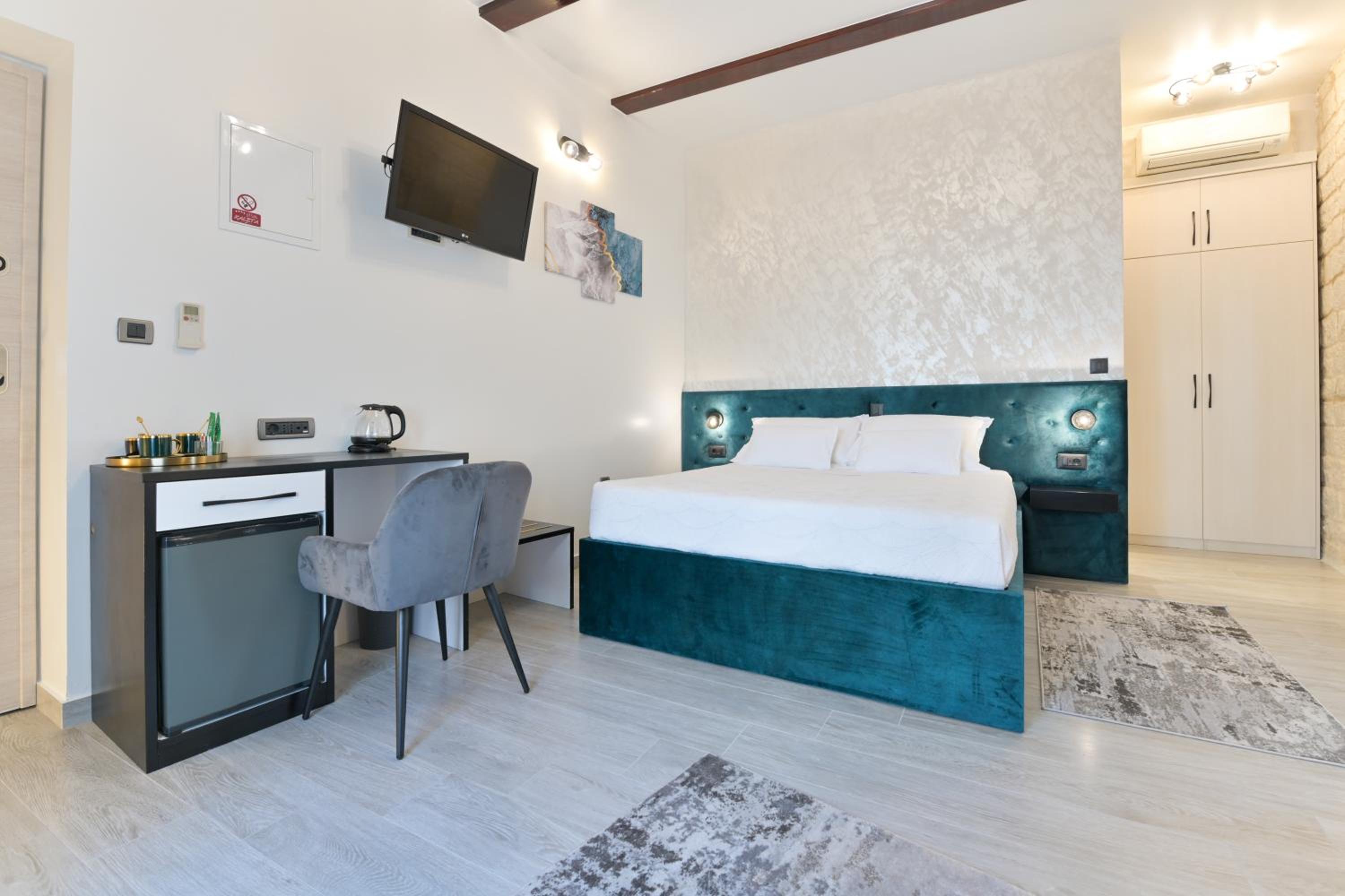 Double Room - Photo 22