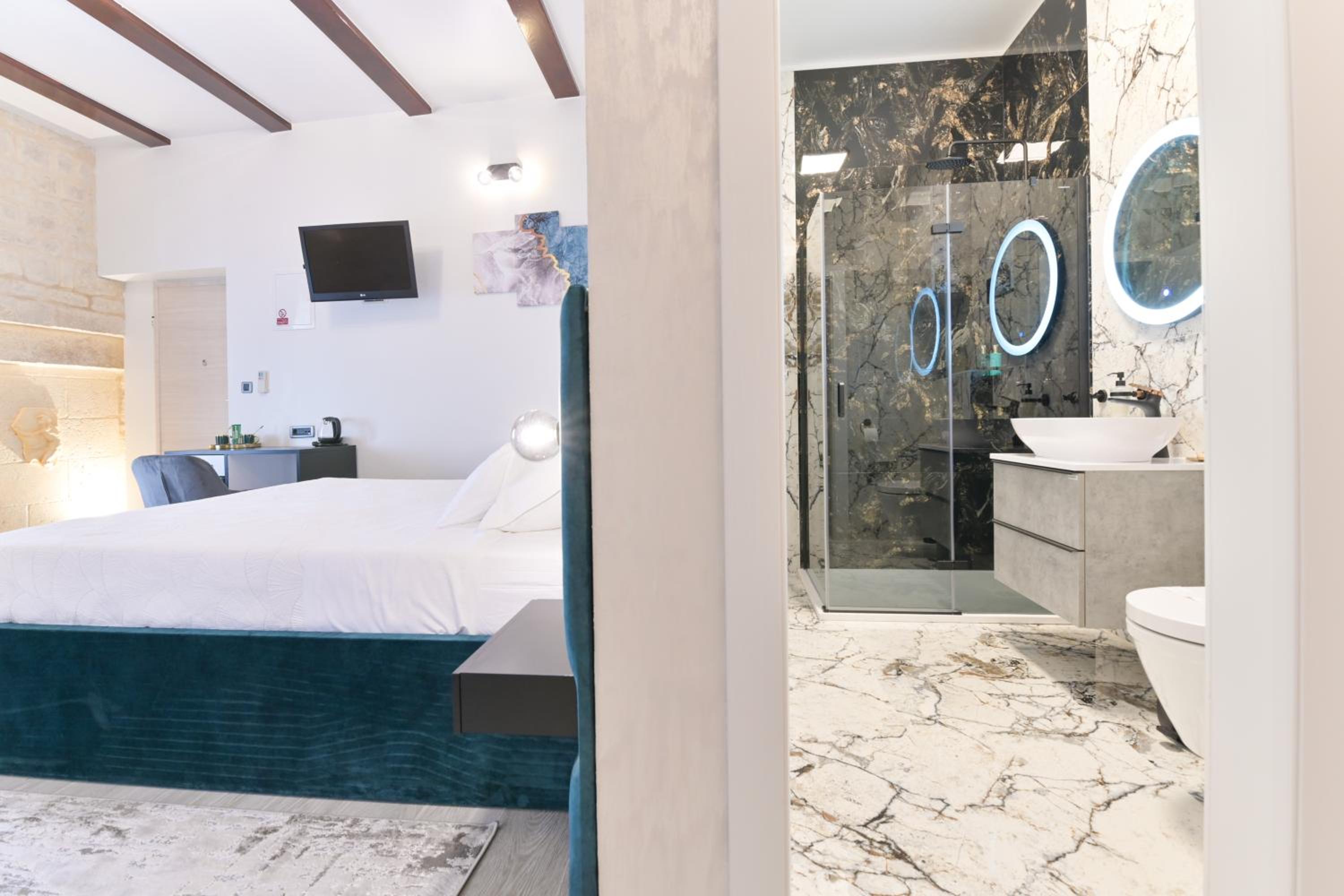 Double Room - Photo 13
