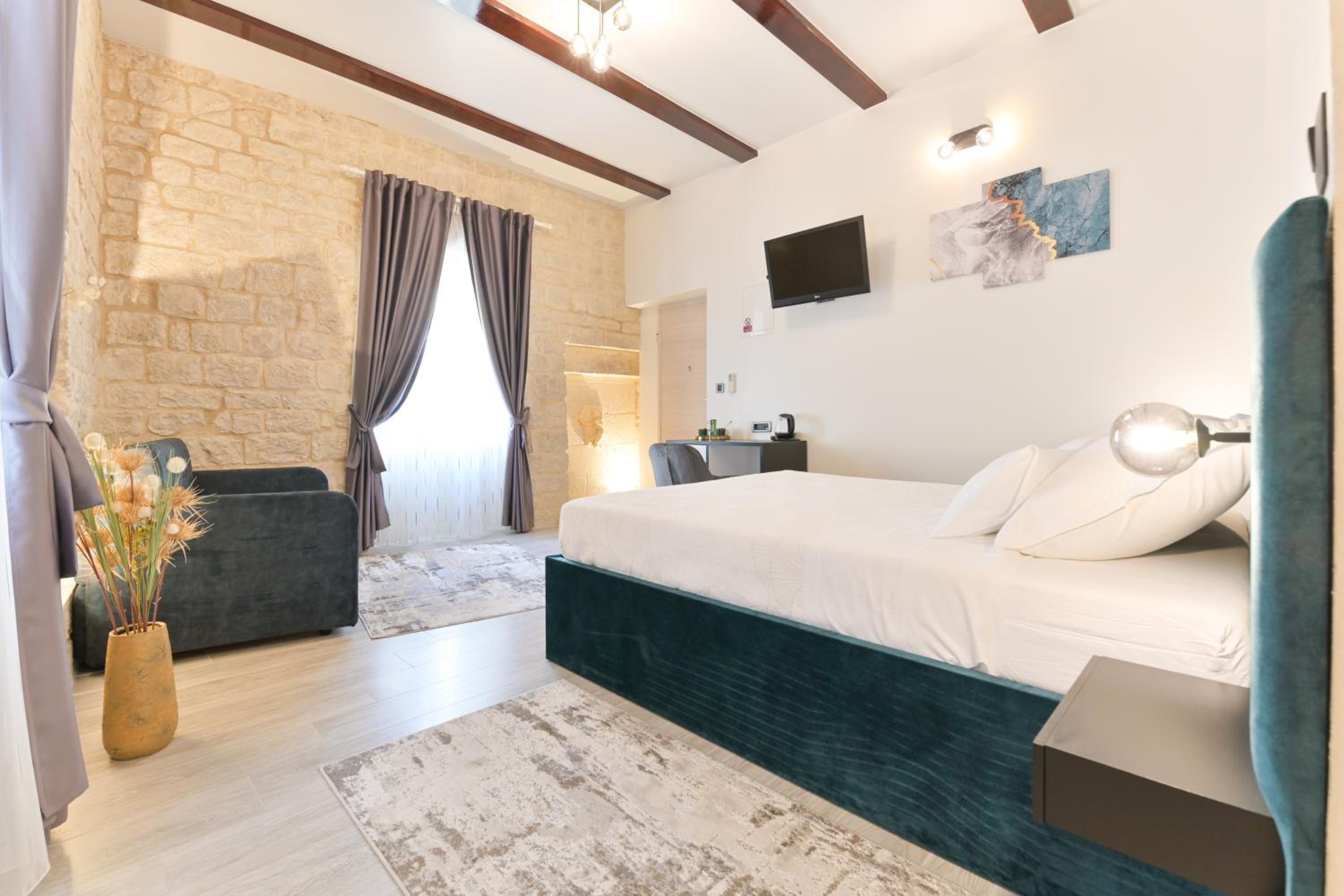 Double Room - Photo 12