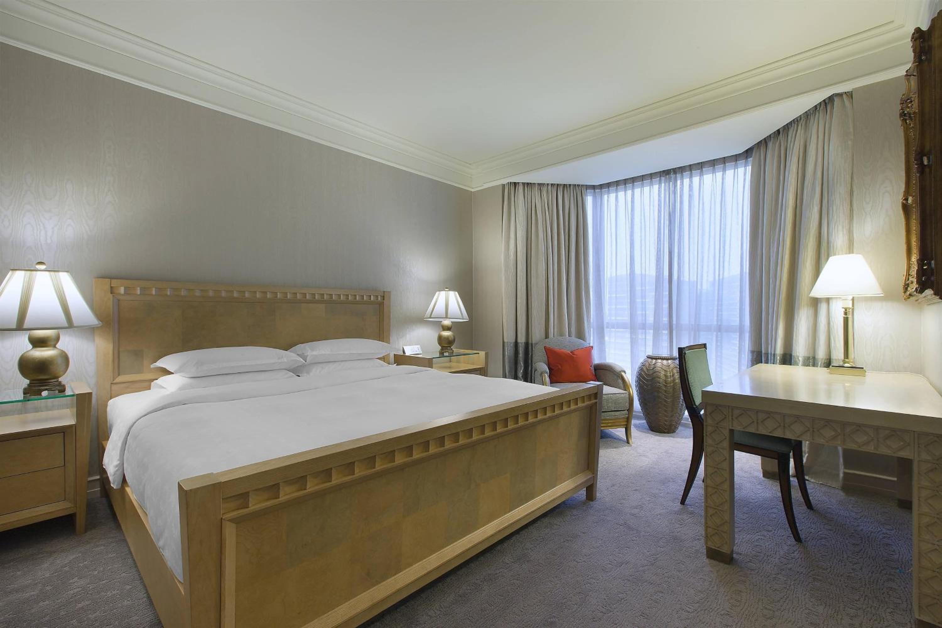 One-Bedroom King Suite, High Floor, Executive Lounge Access One-Bedroom King Suite, High Floor, Executive Lounge Access