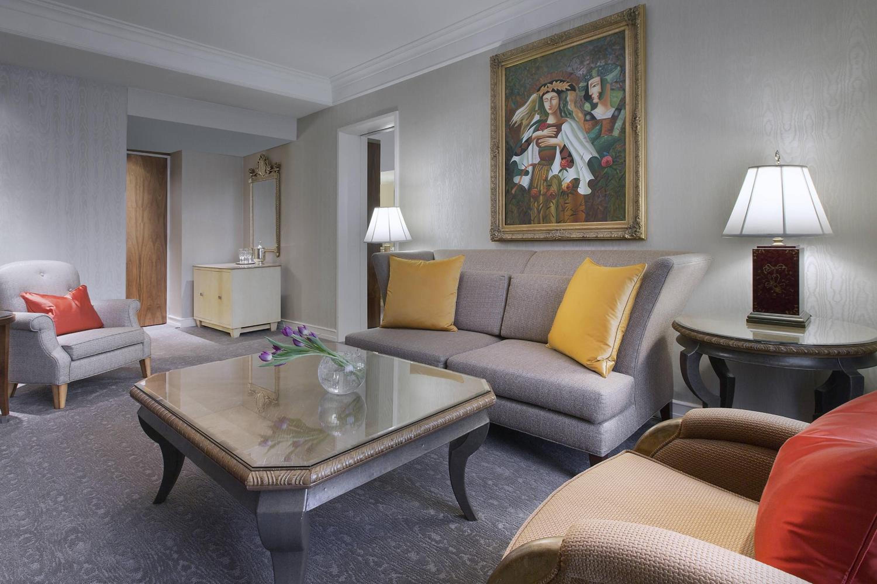 One-Bedroom King Suite, High Floor, Executive Lounge Access thumbnail 5