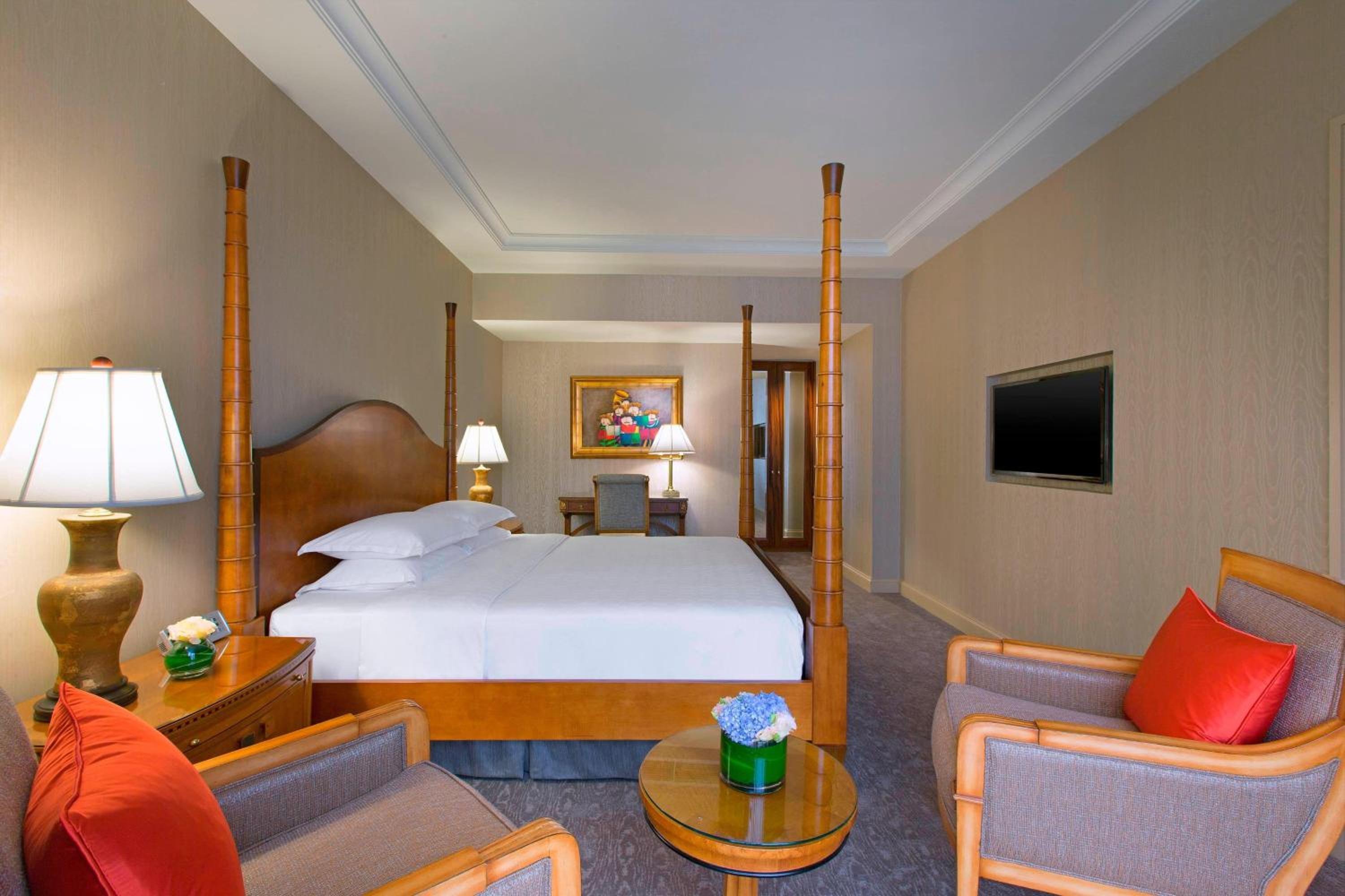 One-Bedroom Royal Suite, High Floor, Executive Lounge Access thumbnail 6
