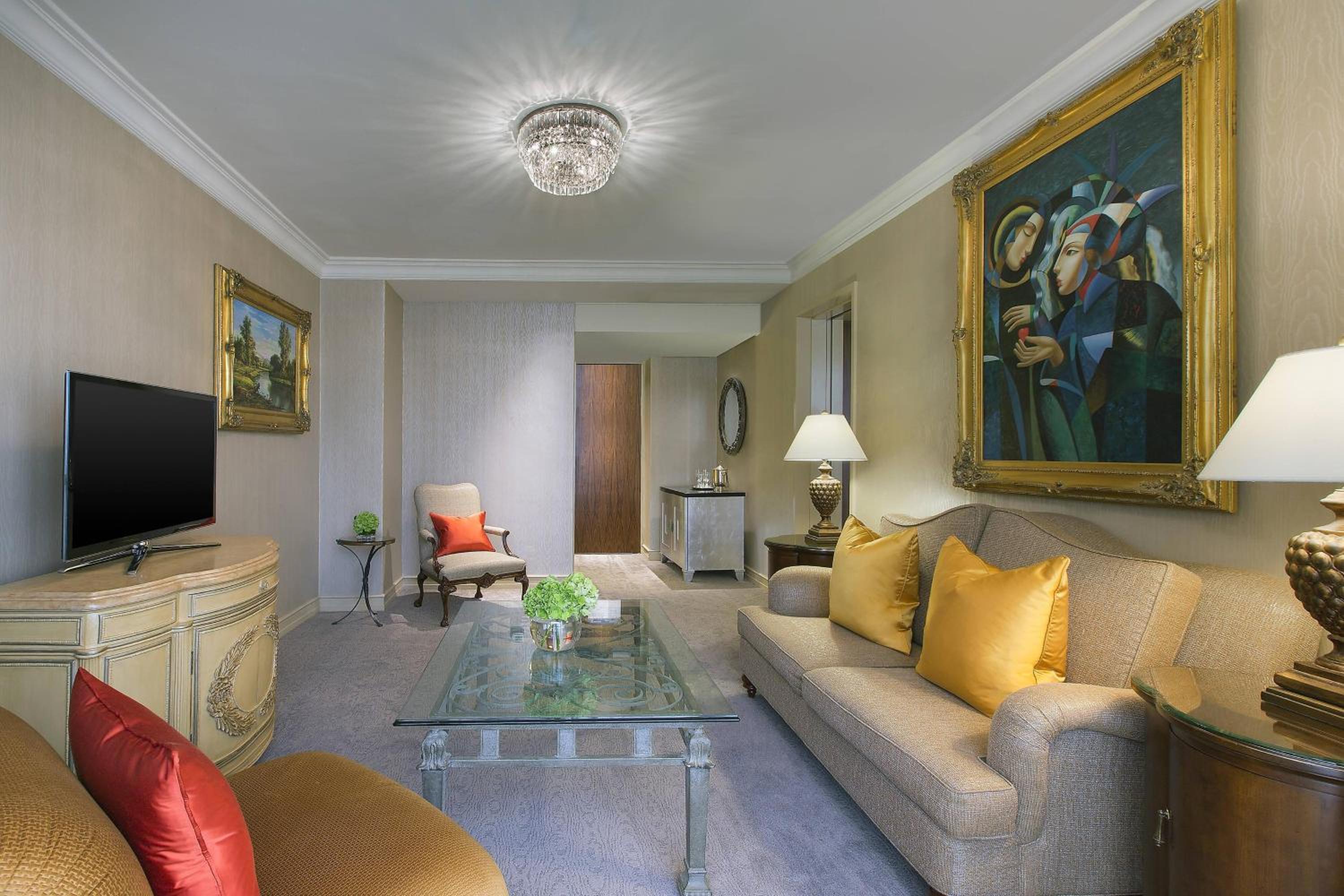 One-Bedroom King Suite, High Floor, Executive Lounge Access thumbnail 6