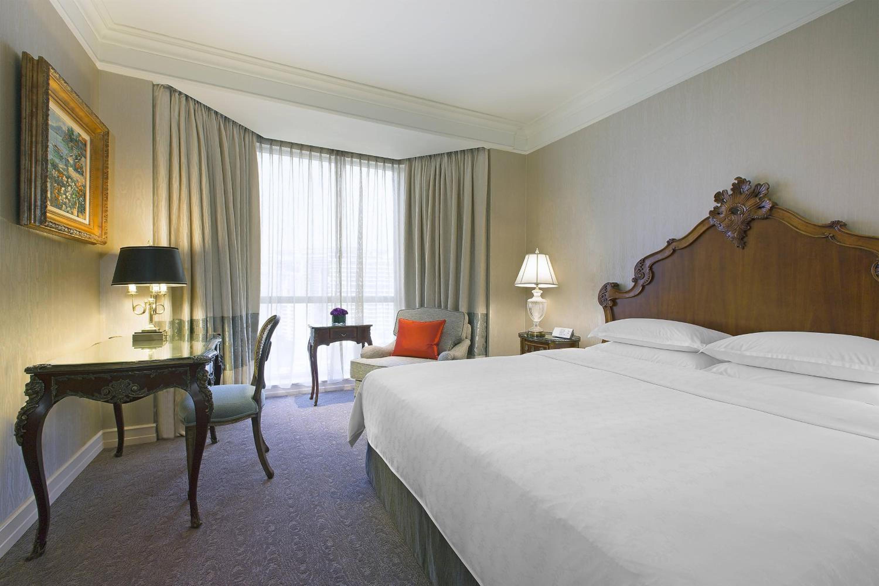 One-Bedroom King Suite, High Floor, Executive Lounge Access