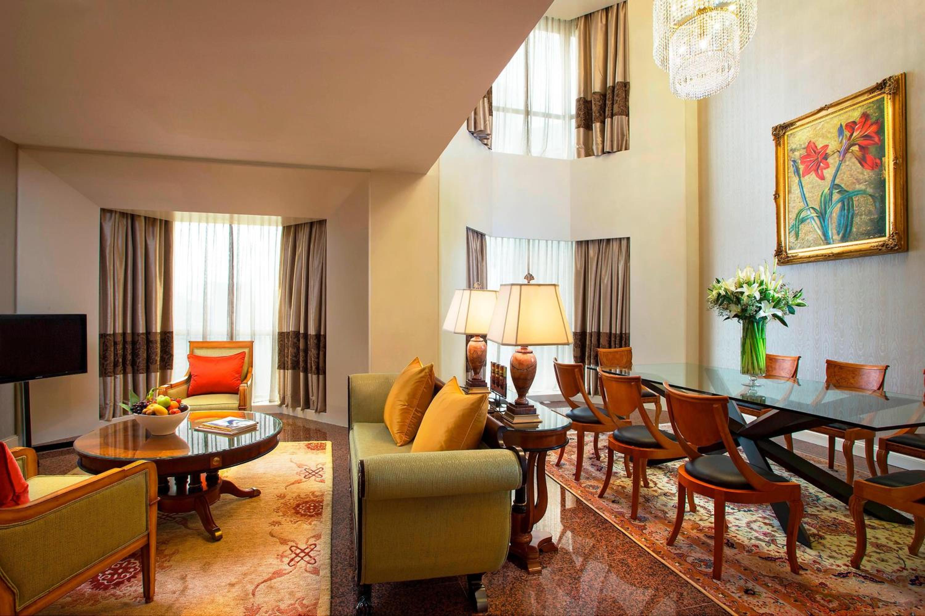 One-Bedroom Royal Suite, High Floor, Executive Lounge Access thumbnail 5