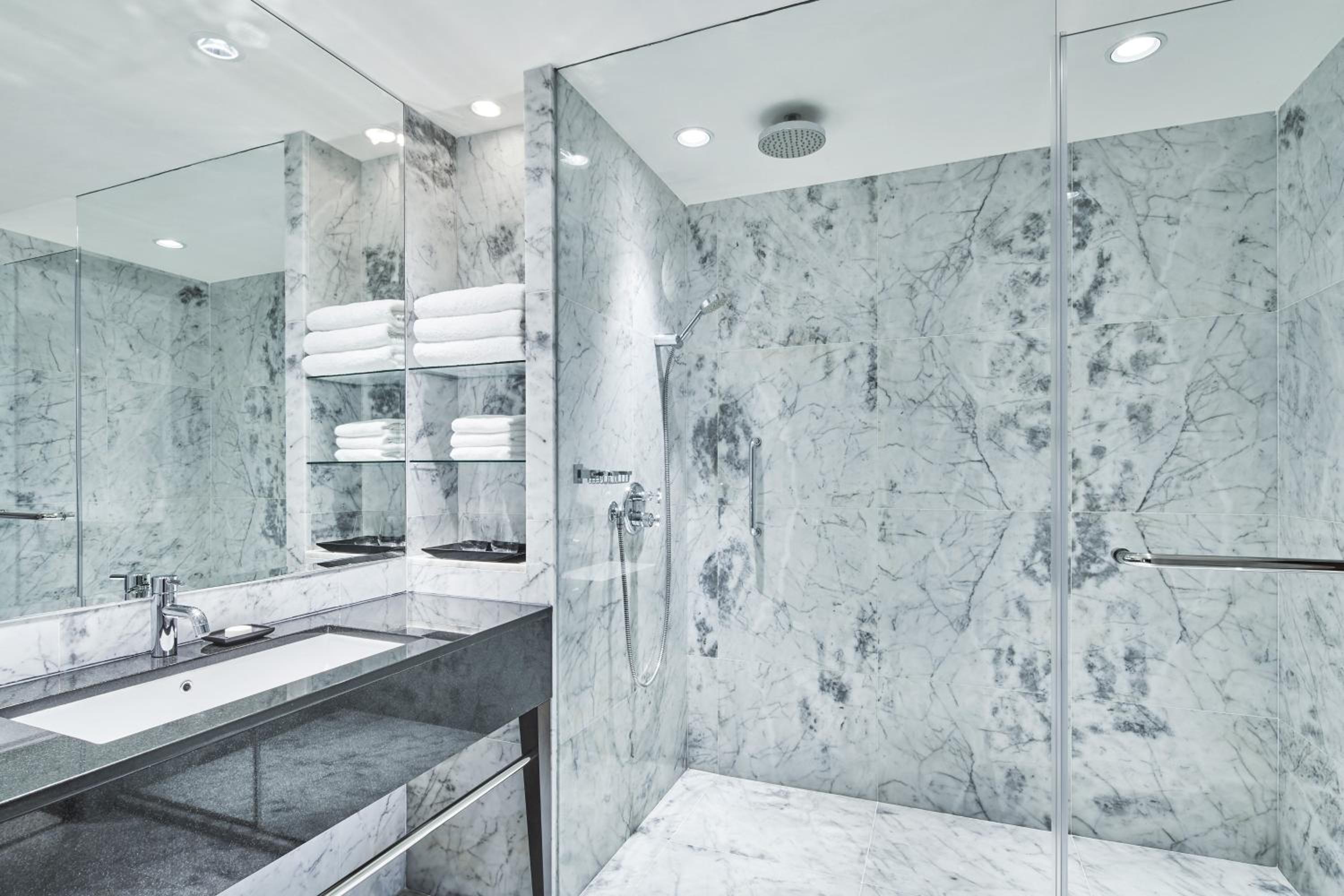 One-Bedroom Royal Suite, High Floor, Executive Lounge Access thumbnail 6