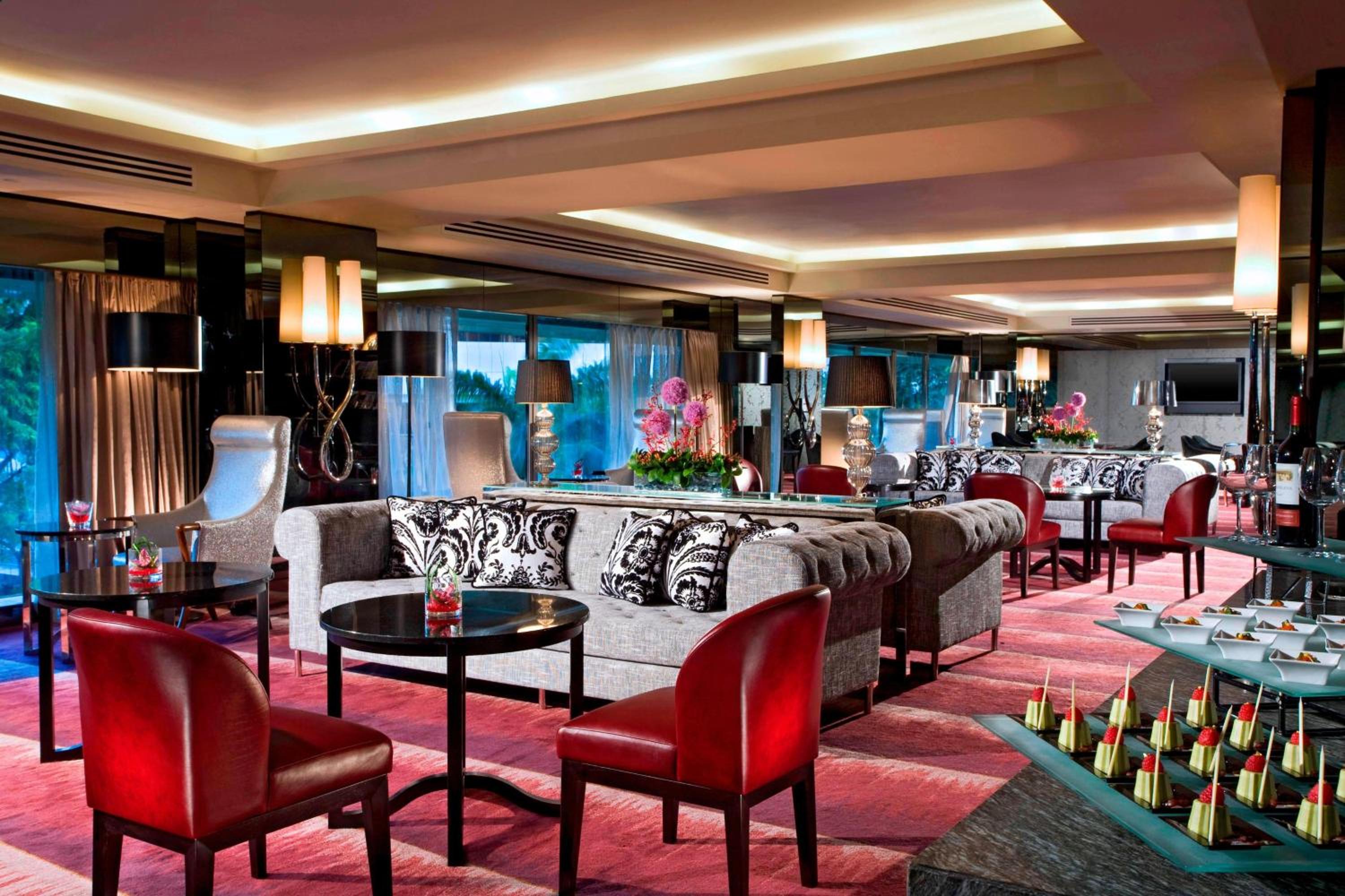 Pool King Room, Executive Lounge Access, Poolside access thumbnail 5