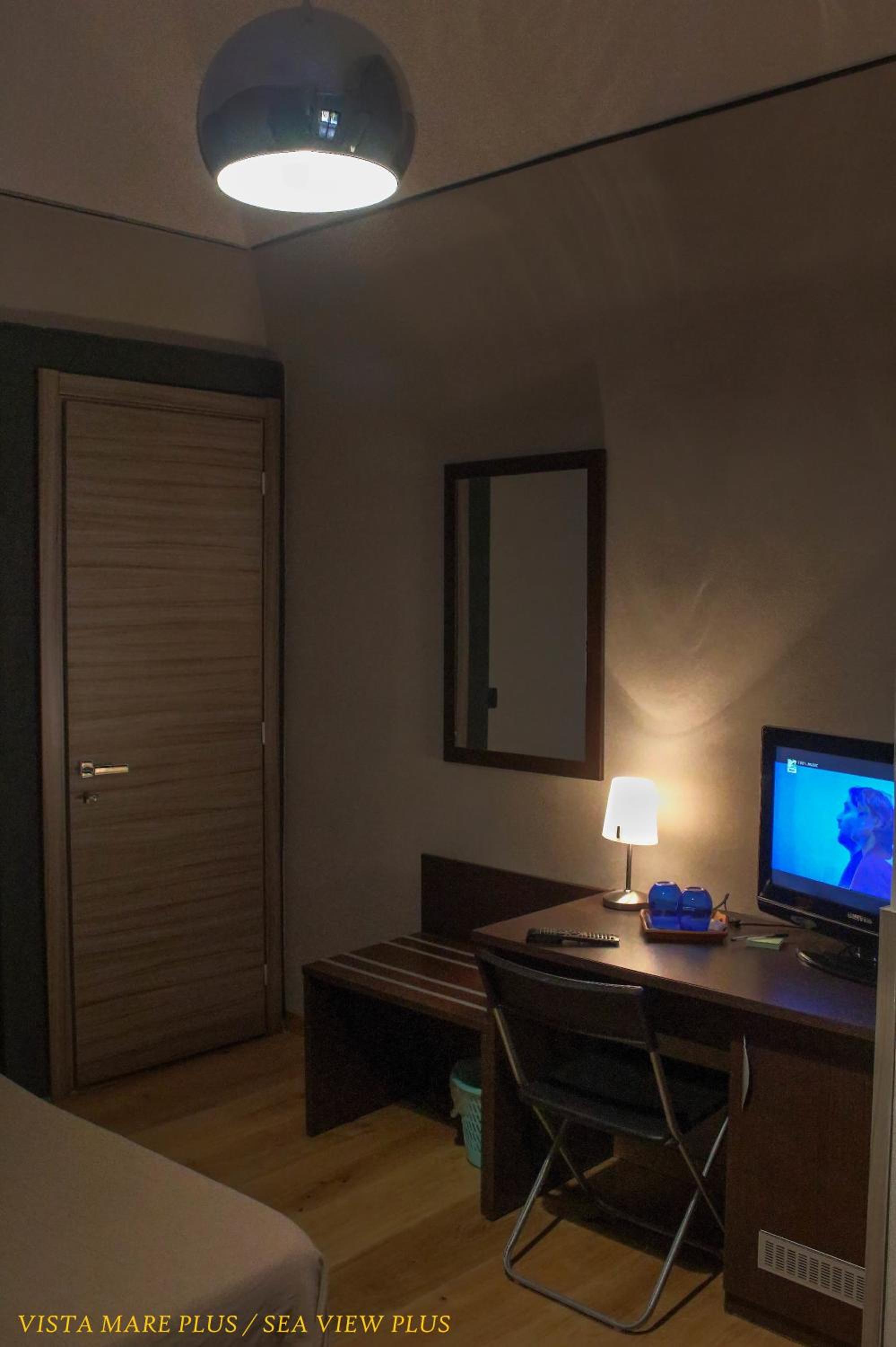 Superior Double Room with Sea View - Photo 4