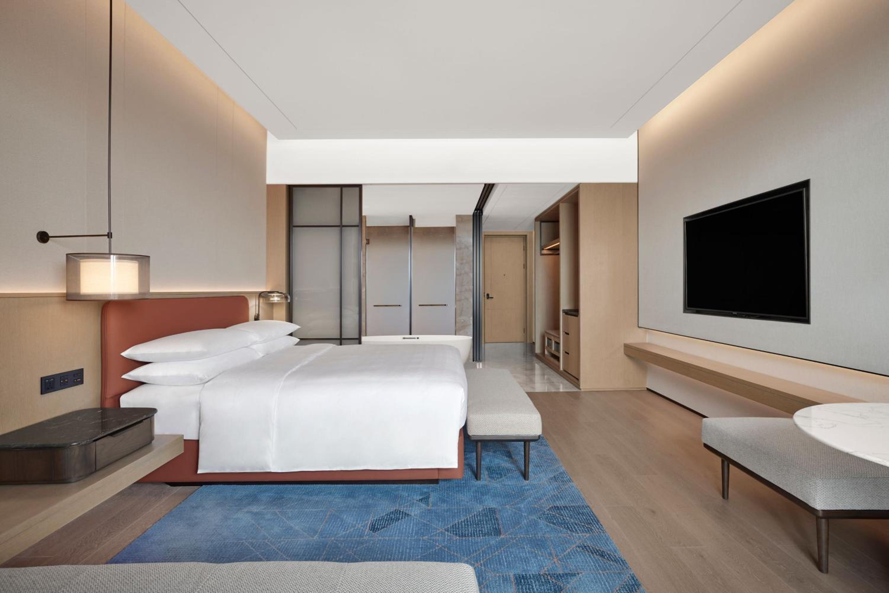 Deluxe King Room with Balcony and City View - Photo 3