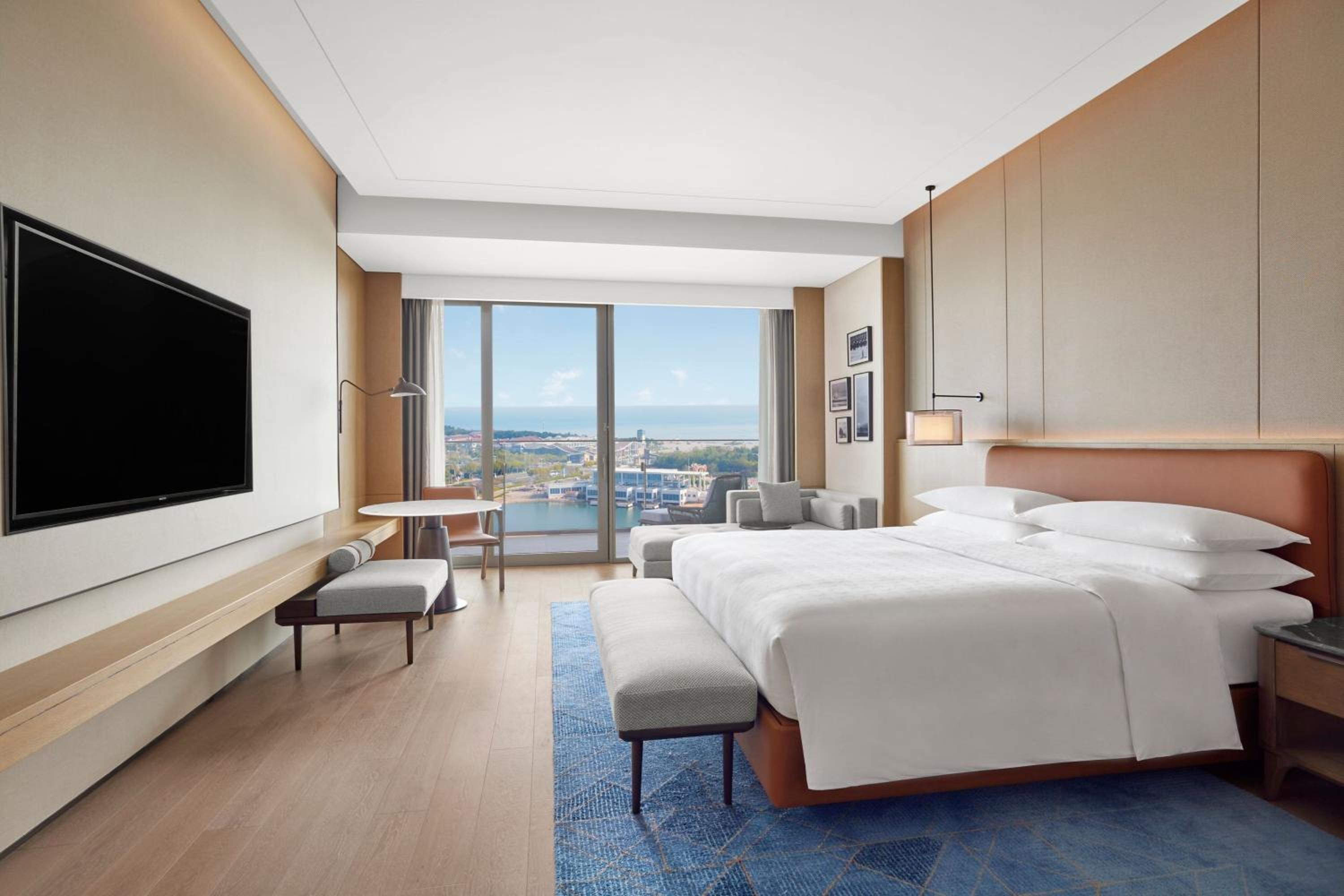 Deluxe King Room with Coastline View and Balcony - Photo 1