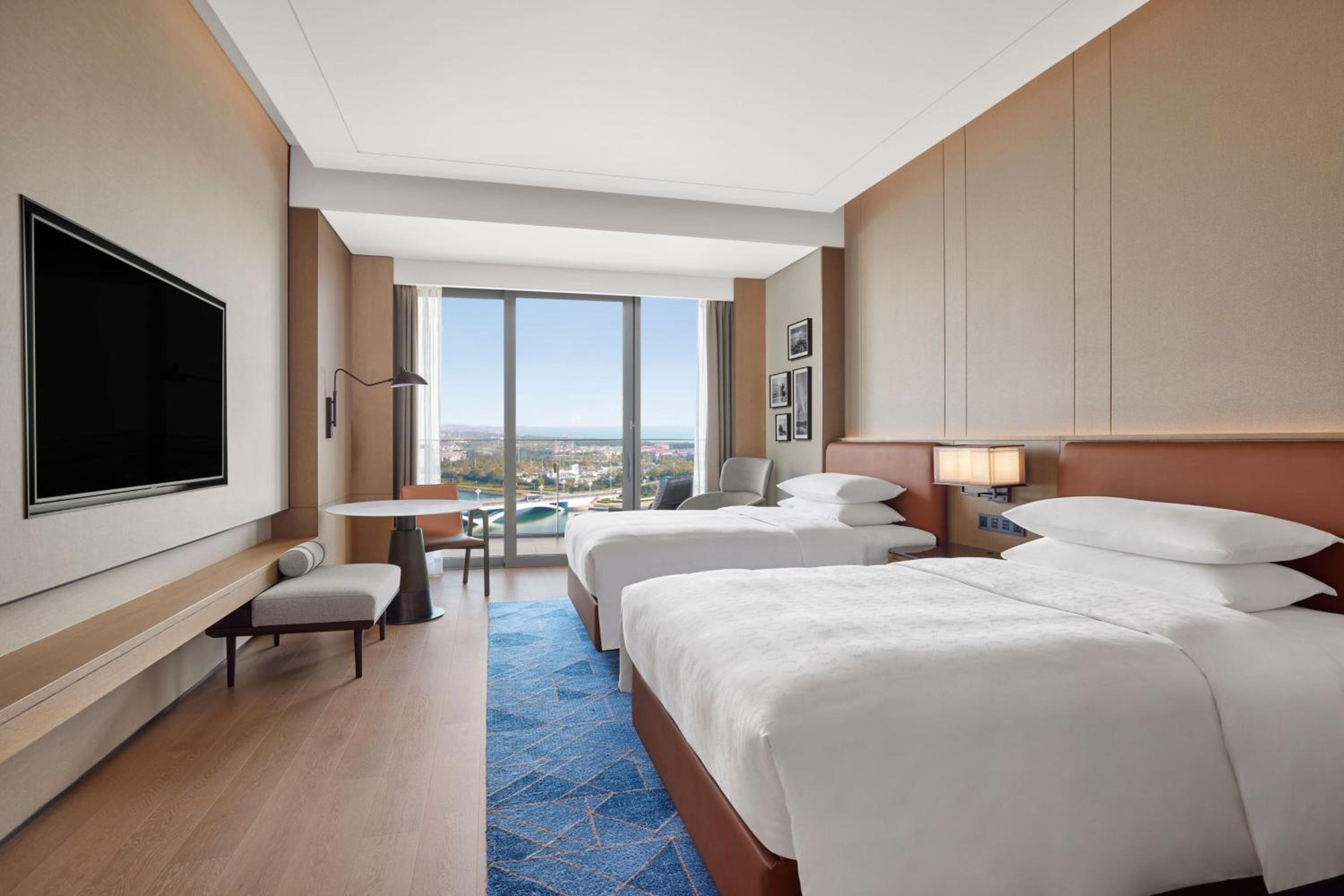 Deluxe Double Room with Partial Sea View and Balcony