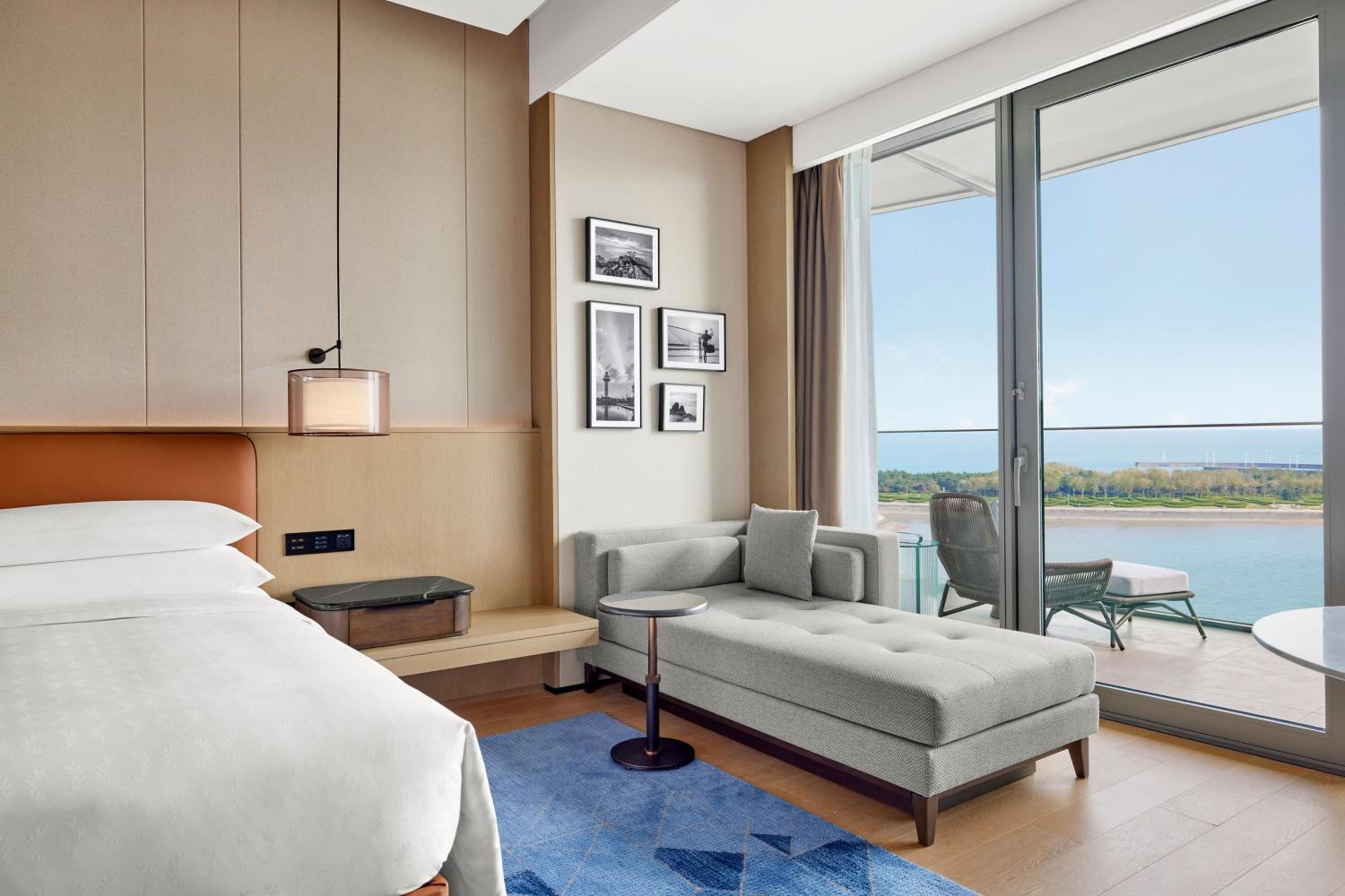 Deluxe King Room with Coastline View and Balcony - Photo 2