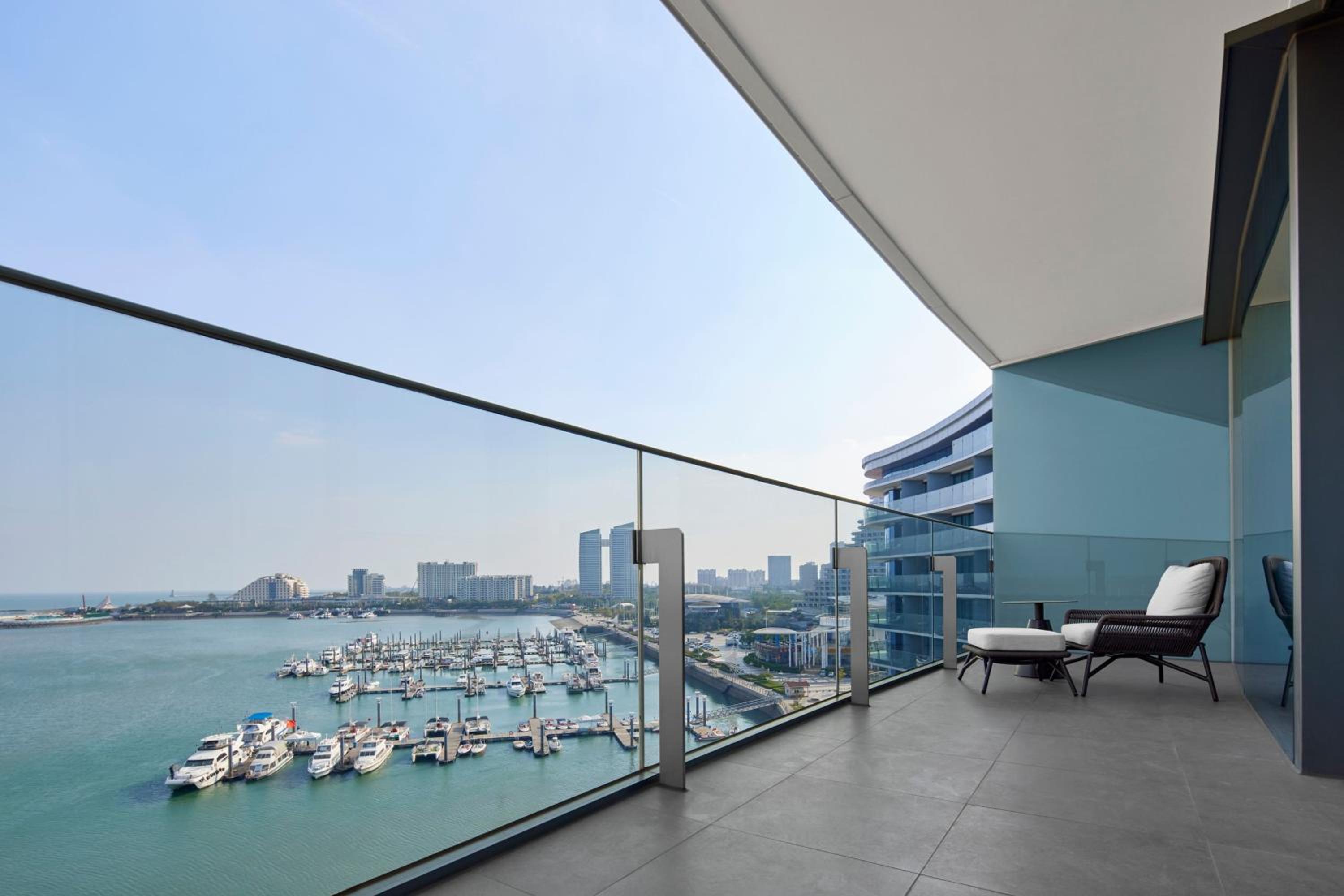 Executive Double Room with Two Double Beds and Balcony - Club Lounge Access - Photo 2