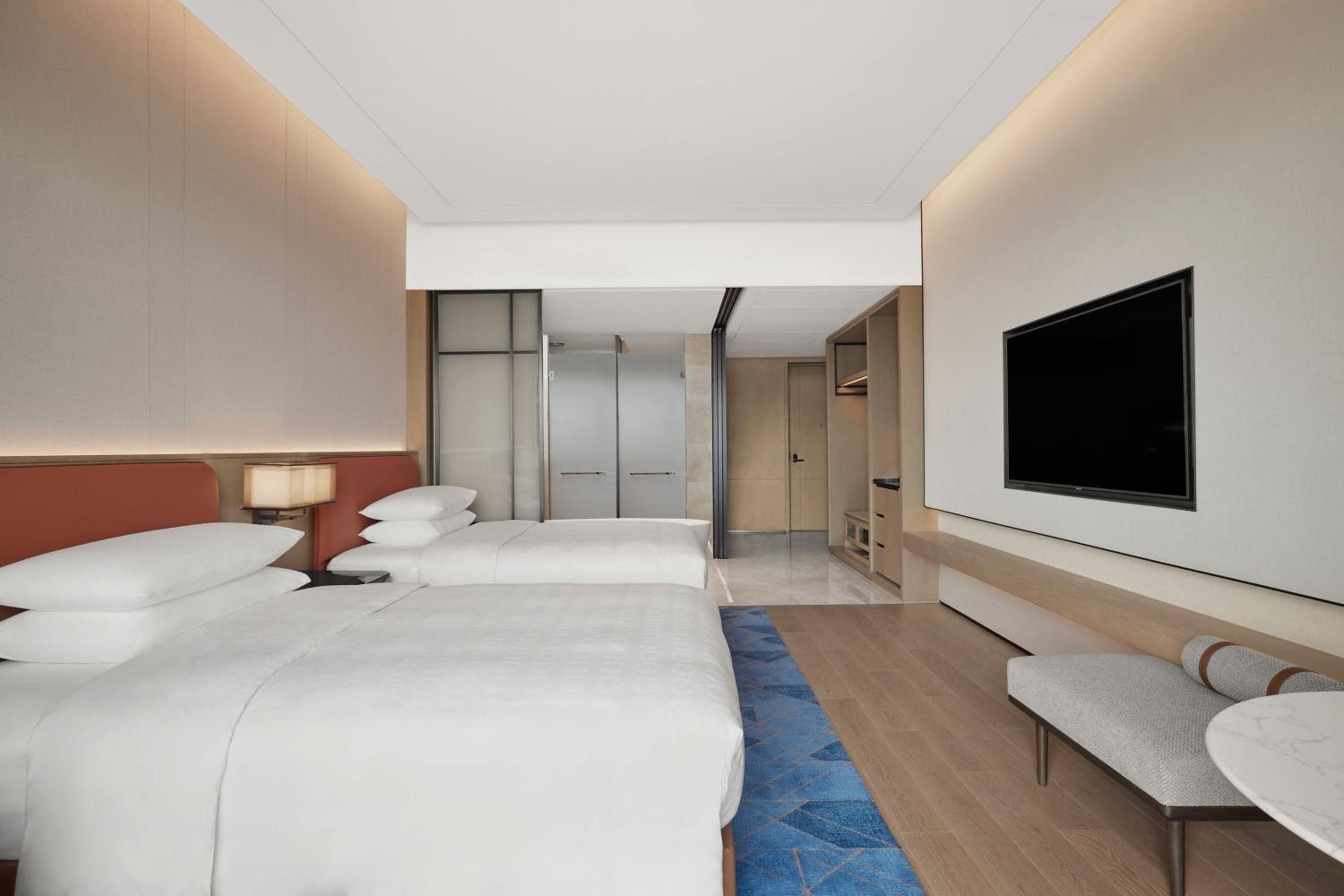 Deluxe Double Room with Two Double Beds, Balcony and City View - Photo 2