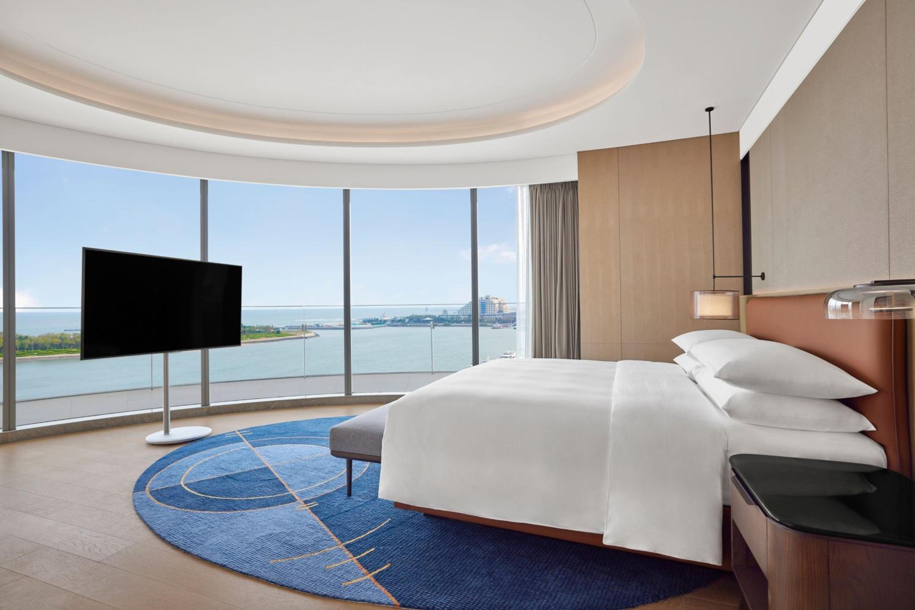 Hospitality King Suite with Ocean View - Club Lounge Access - Photo 1
