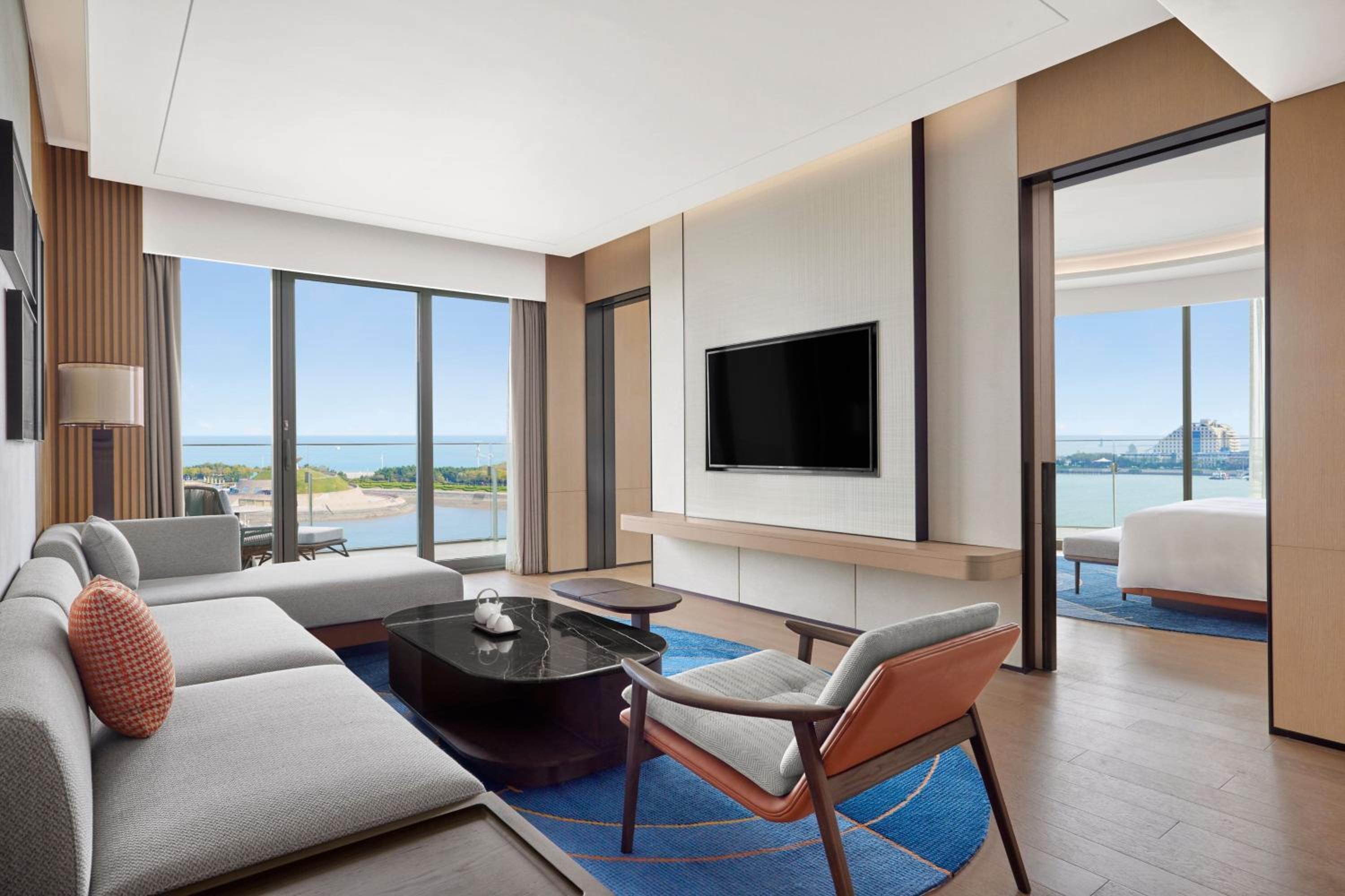 Hospitality King Suite with Ocean View - Club Lounge Access - Photo 2