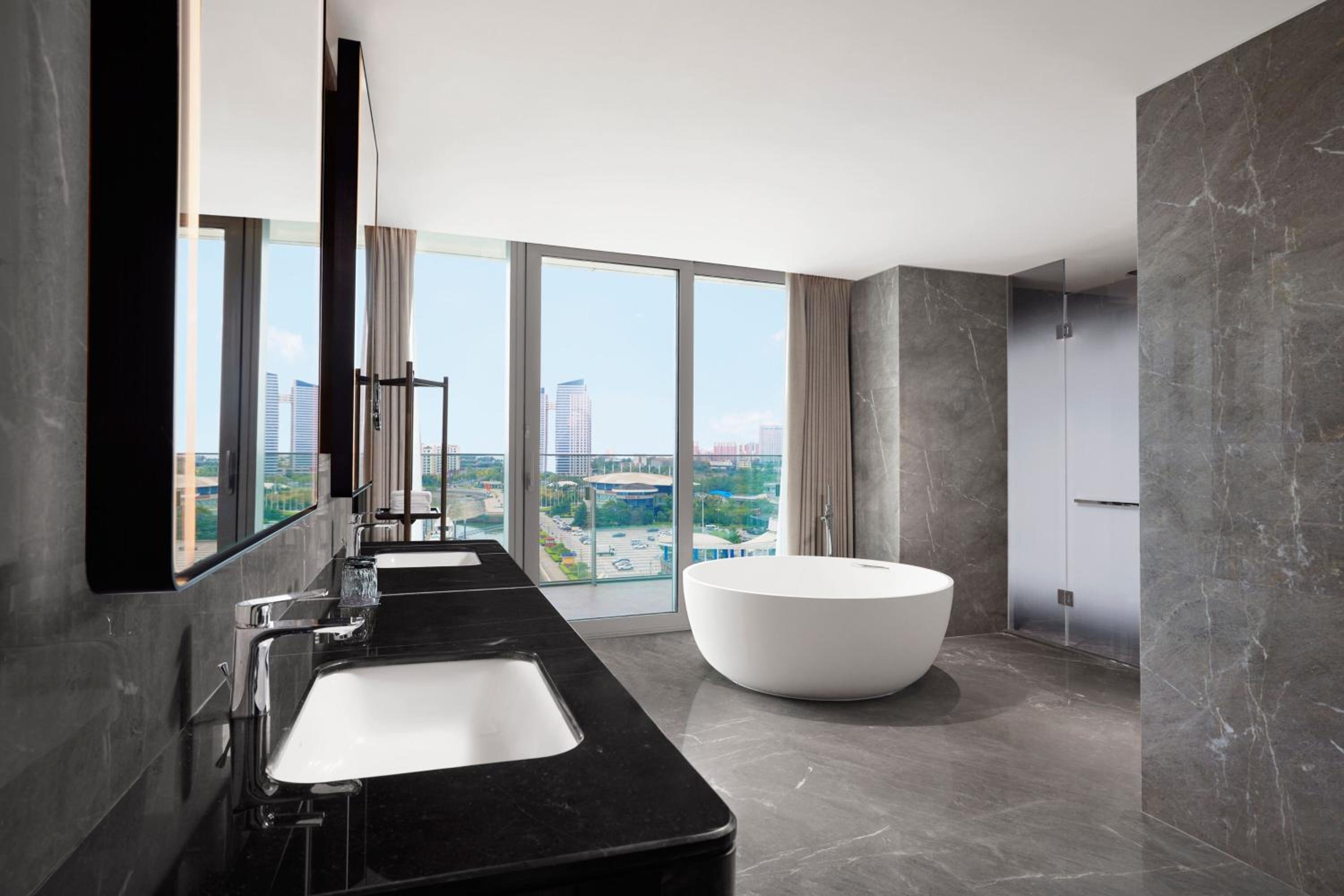 Hospitality King Suite with Ocean View - Club Lounge Access - Photo 3
