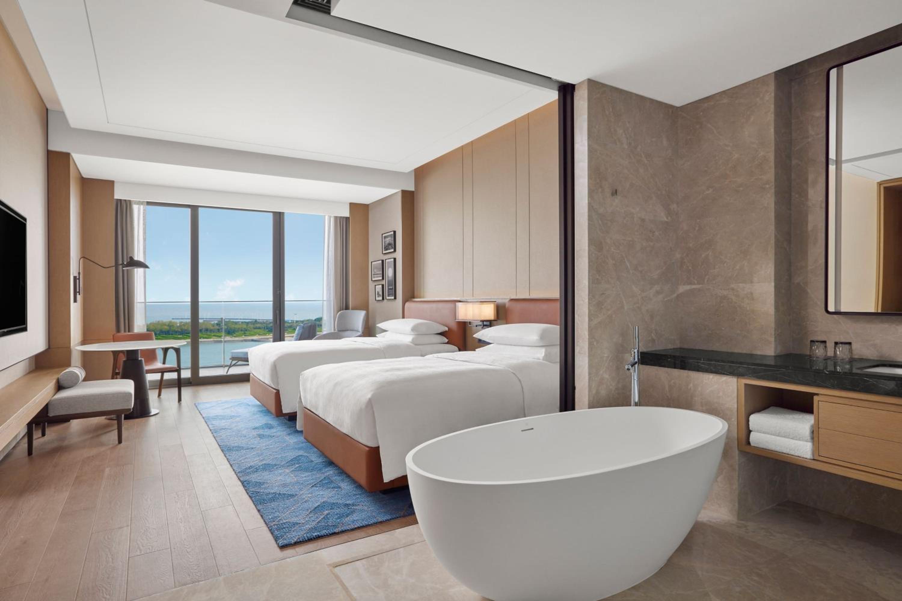 Executive Double Room with Two Double Beds and Balcony - Club Lounge Access - Photo 1