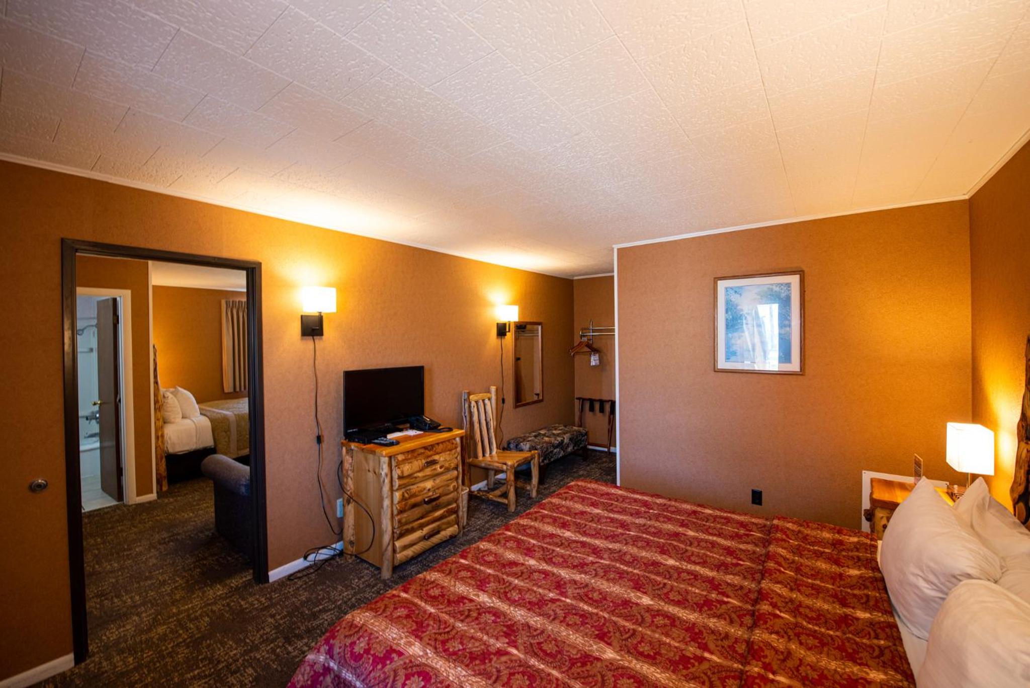 Two-Bedroom Suite - Non-Smoking (8 Adults) - Photo 3